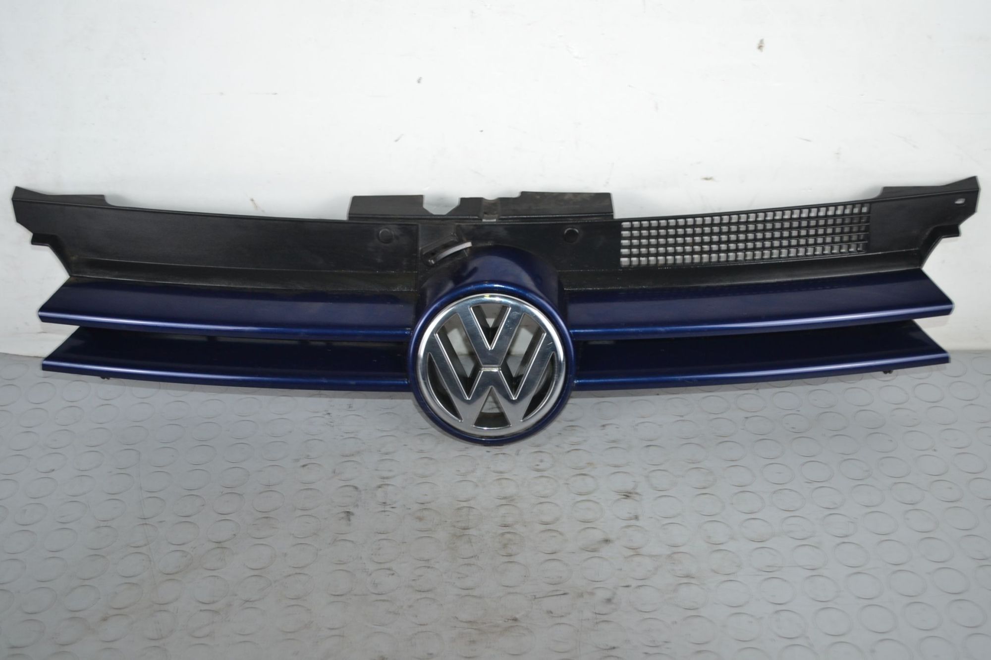 Griglia anteriore con logo Volkswagen Golf IV Dal 1997 al 2005 Cod 1j0853655F Cod motore AGN  1700669385737