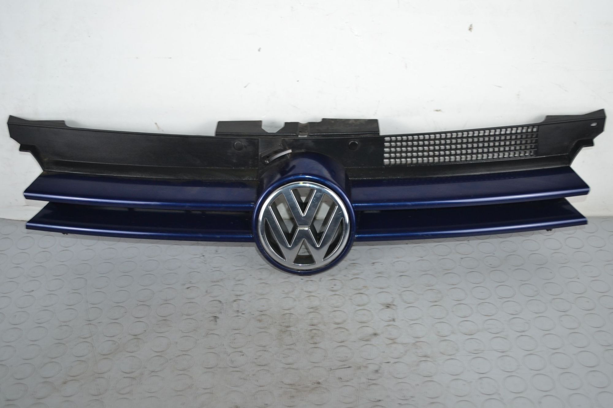 Griglia anteriore con logo Volkswagen Golf IV Dal 1997 al 2005 Cod 1j0853655F Cod motore AGN  1700669385737