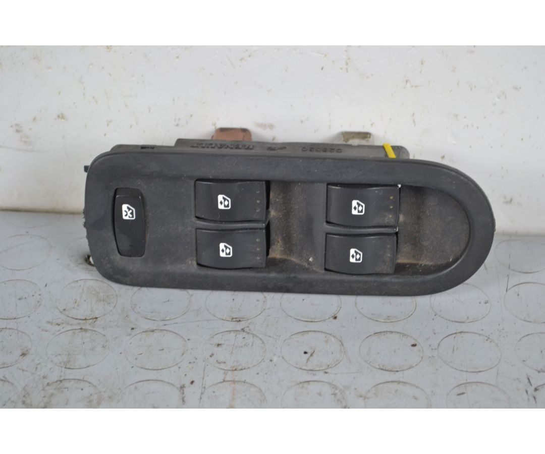 Pulsantiera Alzacristalli Anteriore SX Renault Scenic II dal 2003 al 2009 Cod 156018070d 1701357546621 Pulsantiera Alzacristalli Anteriore SX Renault Scenic II dal 2003 al 2009 Cod 156018070d 1701357546621