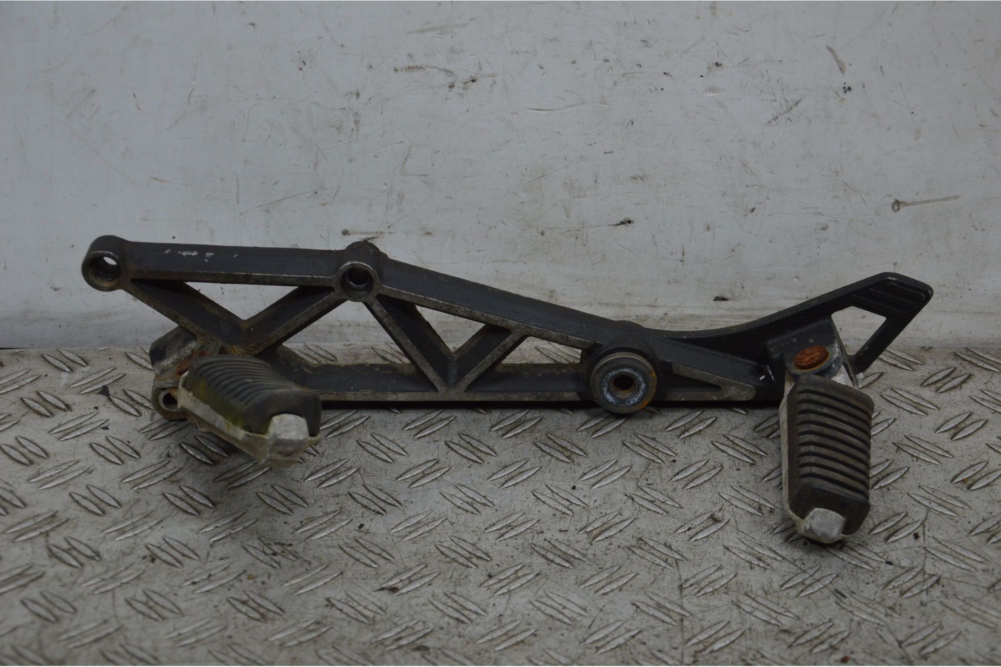 Pedana Poggiapiedi Sinistra Kawasaki GPZ 550 Dal 1978 Al 1990  1702285583153