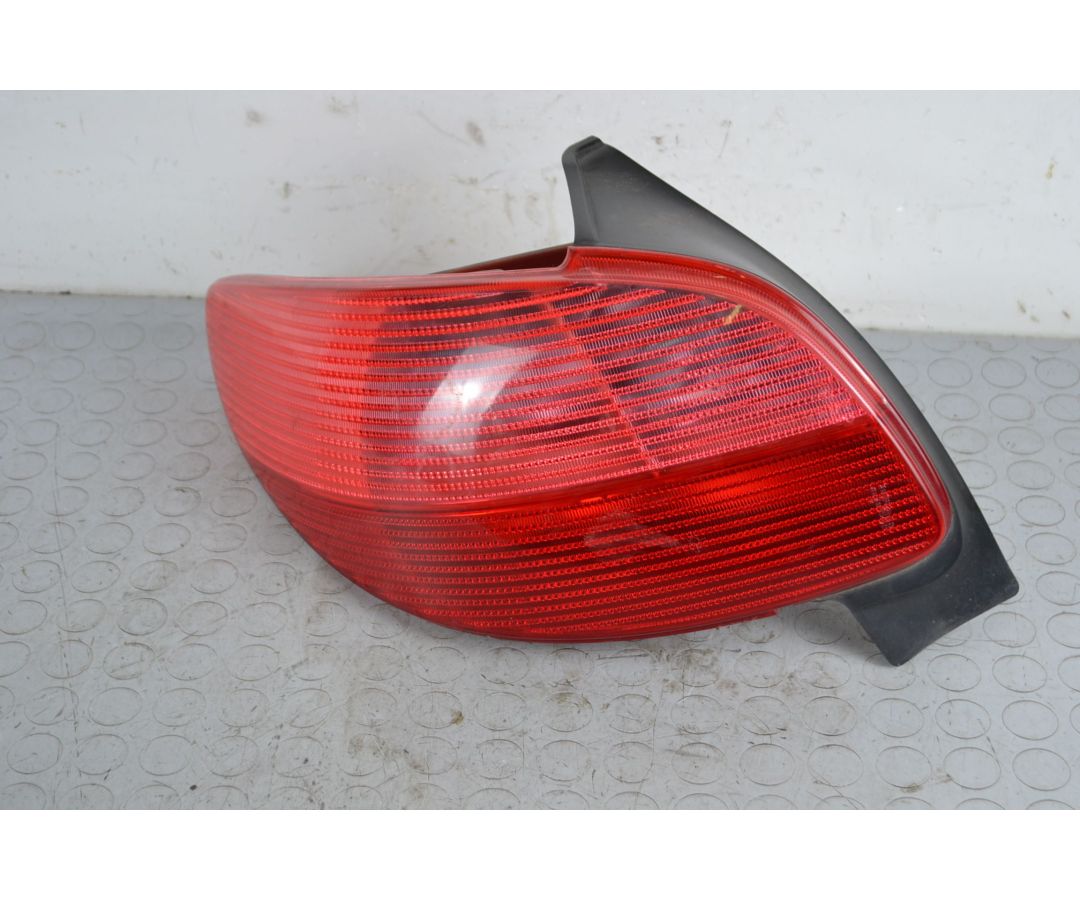 Fanale Stop posteriore SX Peugeot 206 2A/C dal 09/1998 al 12/2000 Cod Motore NFZ 1703069991706 Fanale Stop posteriore SX Peugeot 206 2A/C dal 09/1998 al 12/2000 Cod Motore NFZ 1703069991706