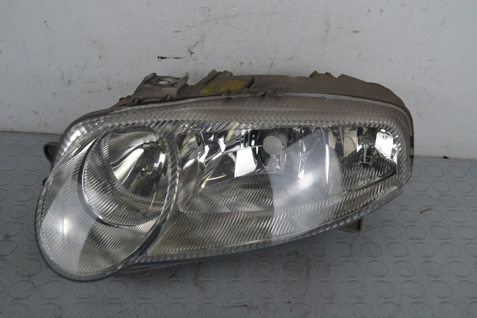 Faro anteriore SX Alfa Romeo 147 Dal 2000 al 2005 Cod 465565640  1705923942251