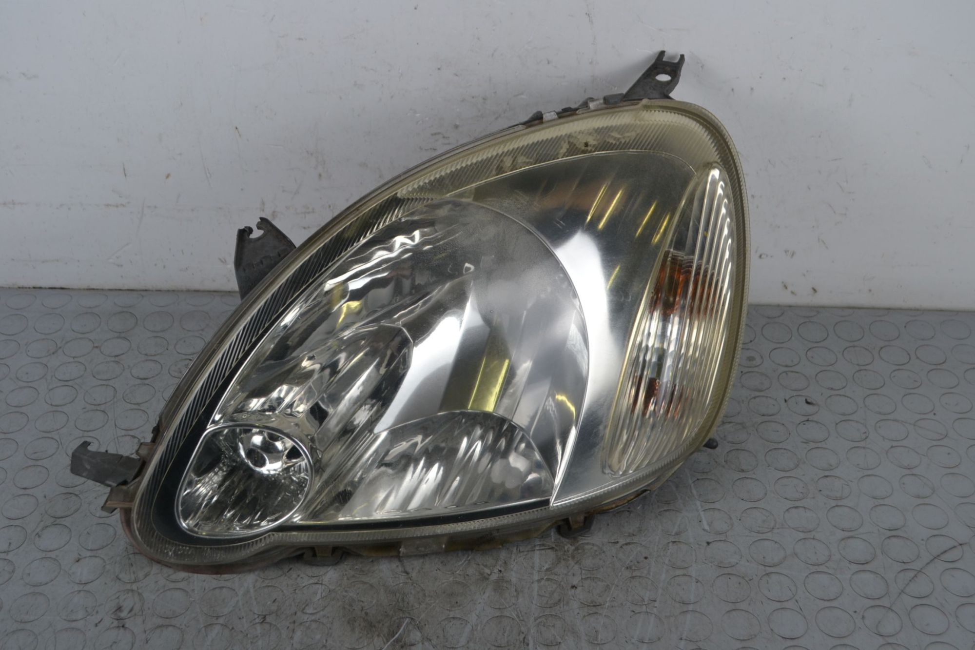 Faro anteriore SX Toyota Yaris Dal 2003 al 2005 Cod 89900176  1707382783338