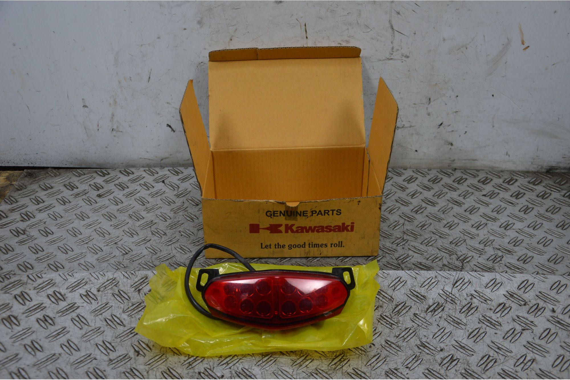 Fanale Stop Posteriore Kawasaki ER-6N dal 2009 al 2011 Cod 23025-0066  1708948438112