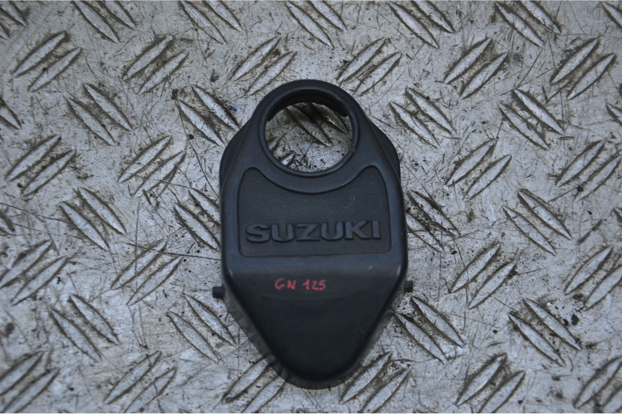 Carena Cornice Serratura Chiave Suzuki GN 125 dal 1993 al 1995  1710172442797