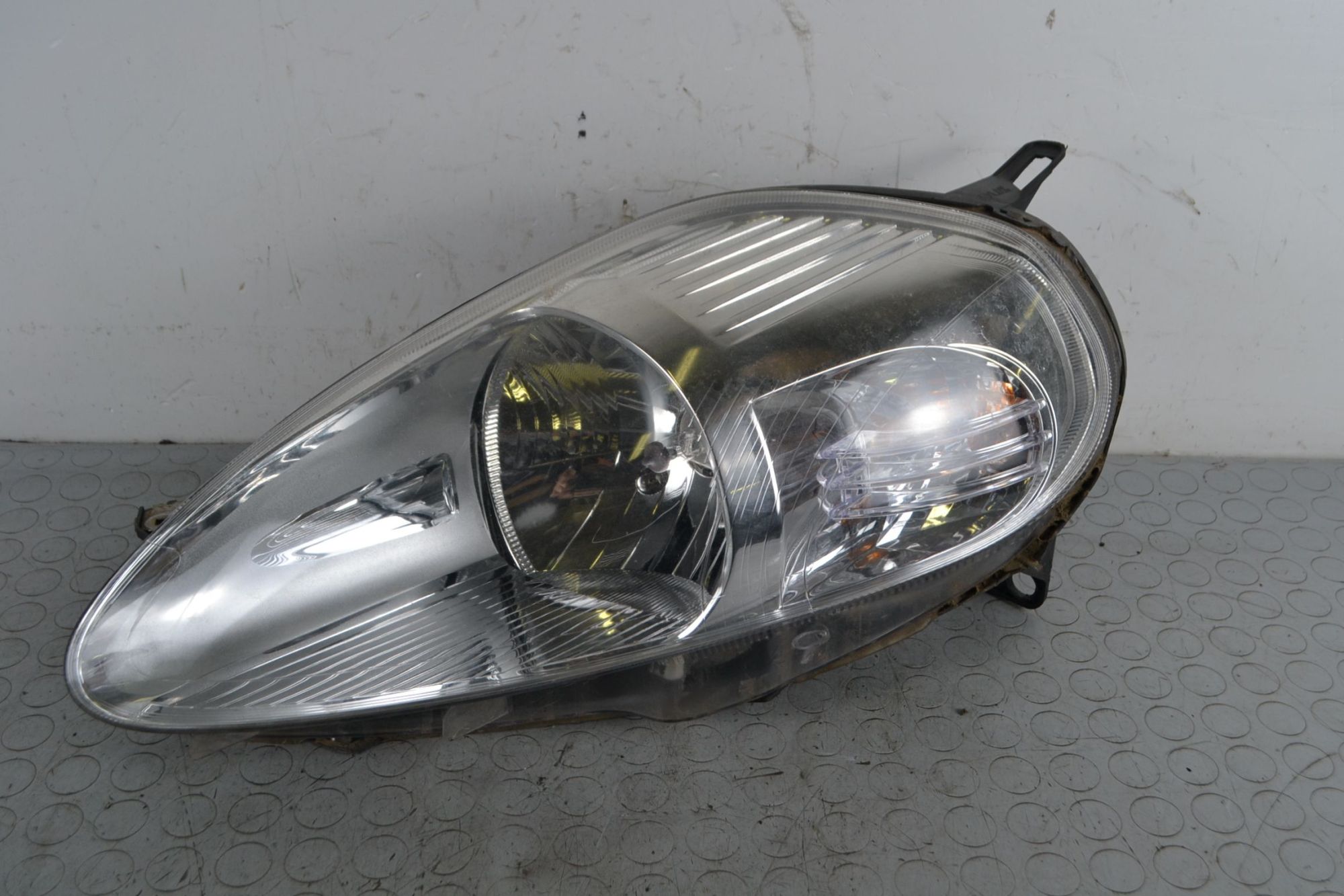 Faro fanale anteriore SX Fiat Grande Punto Dal 2005 al 2018 Cod oe 51701593  1710328515535