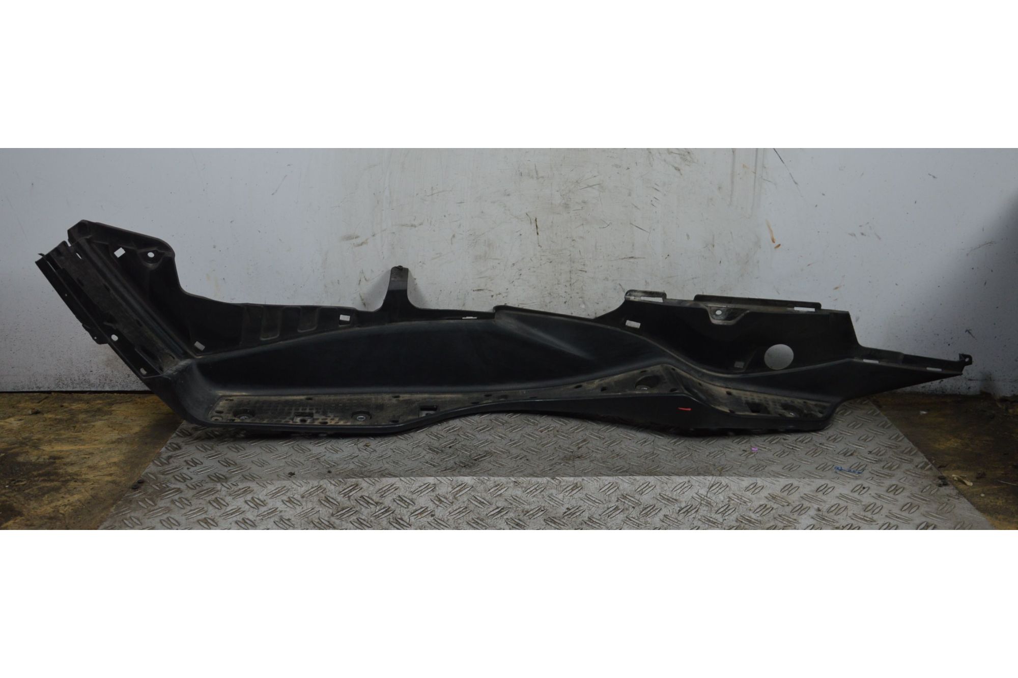 Carena Pedana Poggiapiedi Sinistro SX Suzuki Burgman 400 K7 dal 2007 al 2013  1711528045037