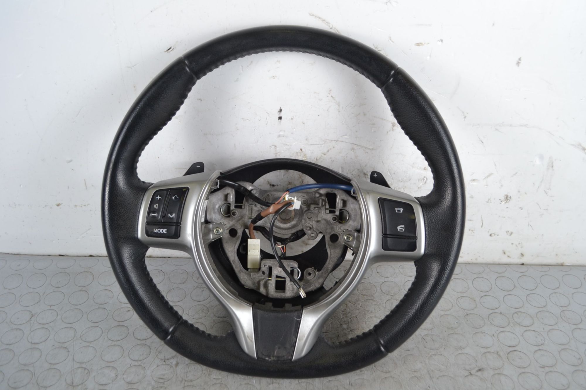 Volante in pelle con comandi Toyota Yaris Dal 2011 al 2019 Cod 45100-0D500 C1  1712216971706