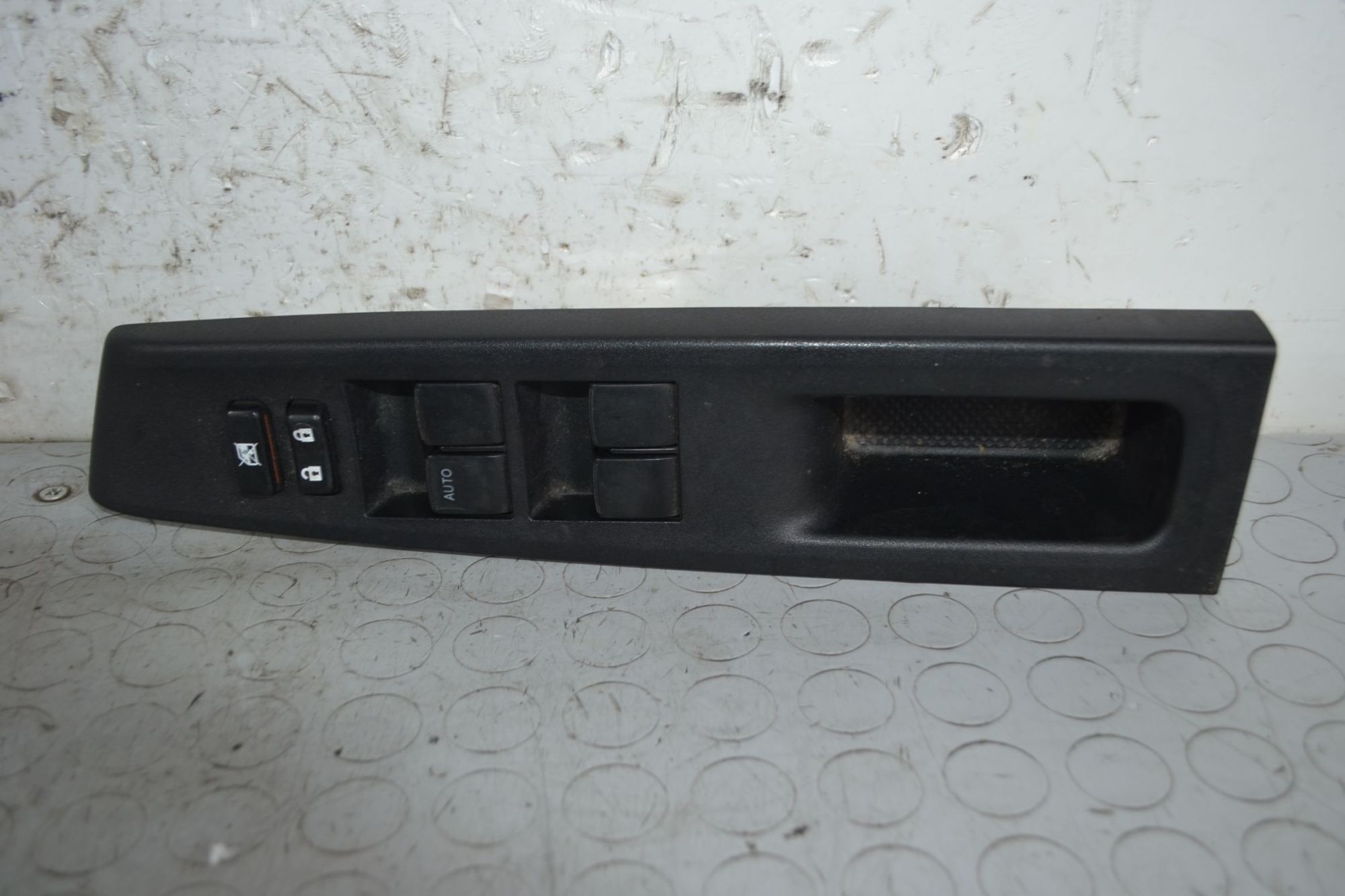 Pulsantiera alzacristalli anteriore SX Toyota Yaris Dal 2011 al 2019 Cod 74232-0D340  1712222958944