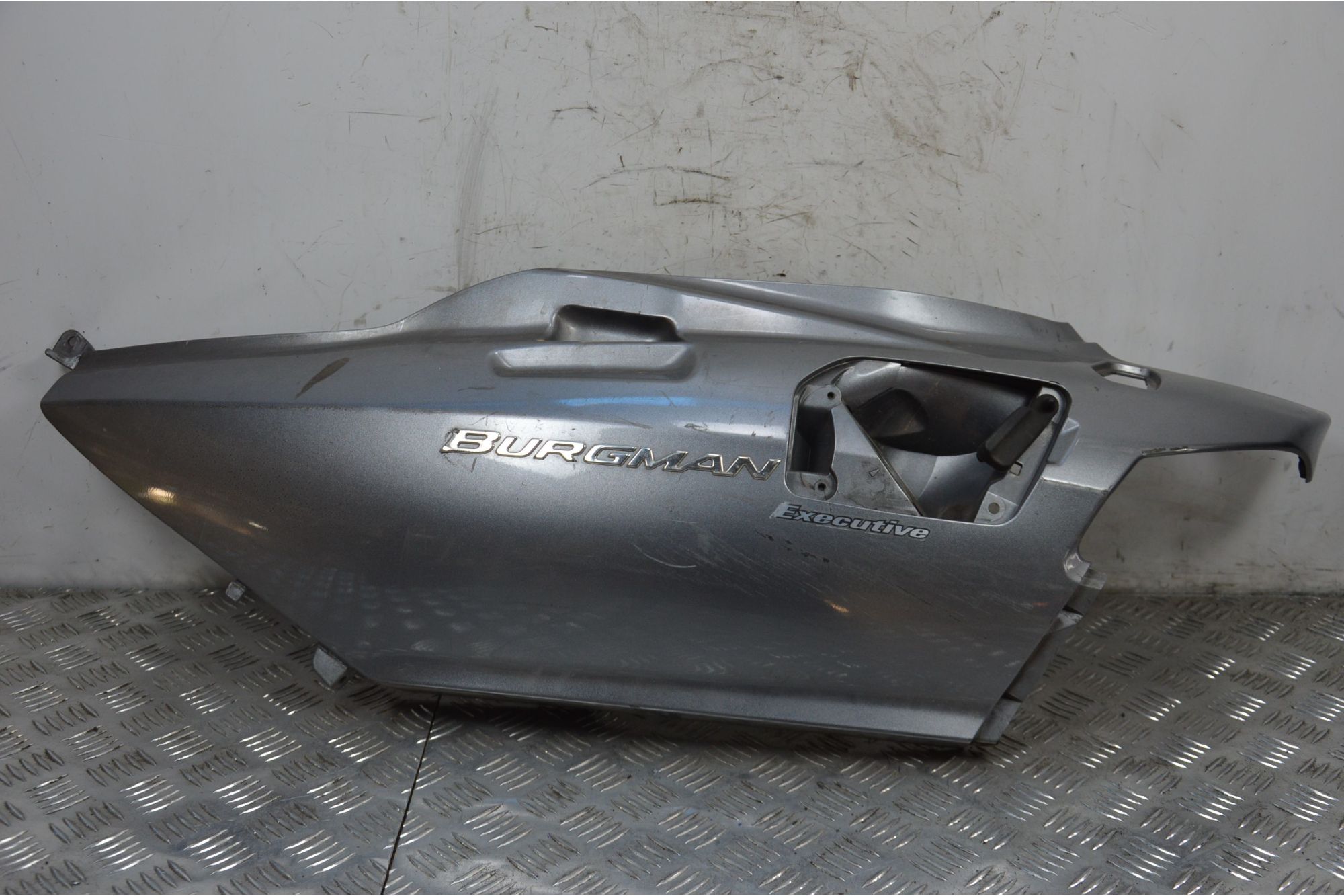 Carena Fianchetto Posteriore Sinistro Sx Suzuki Burgman 650 Executive Dal 2002 al 2006  1713778682161