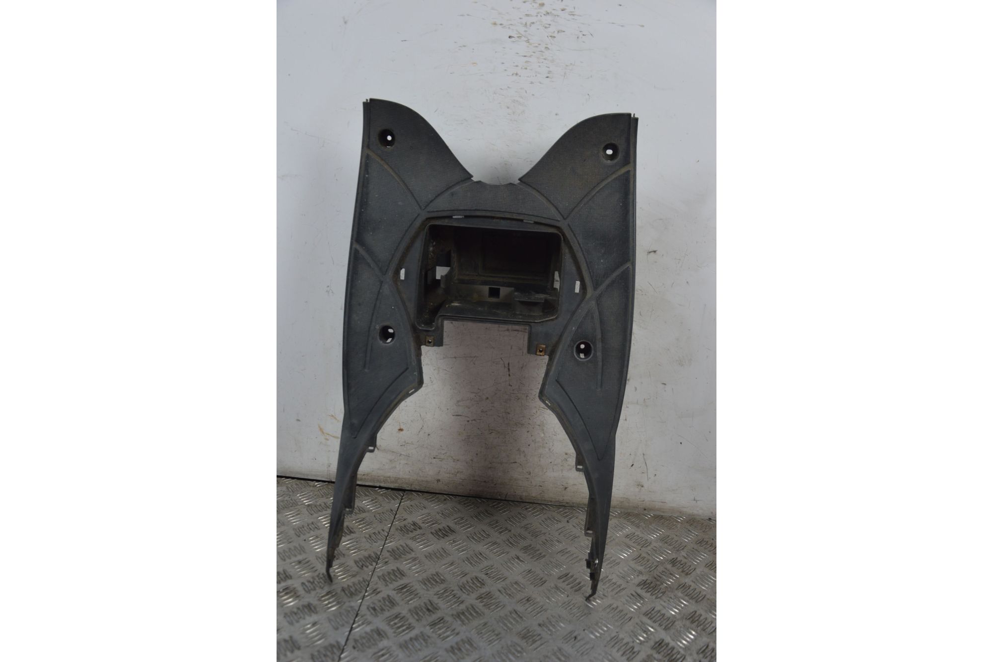 Carena Pedana Poggiapiedi Sym MIO 100 dal 2006 al 2016 COD 64310-A7A-0000  1716978418257
