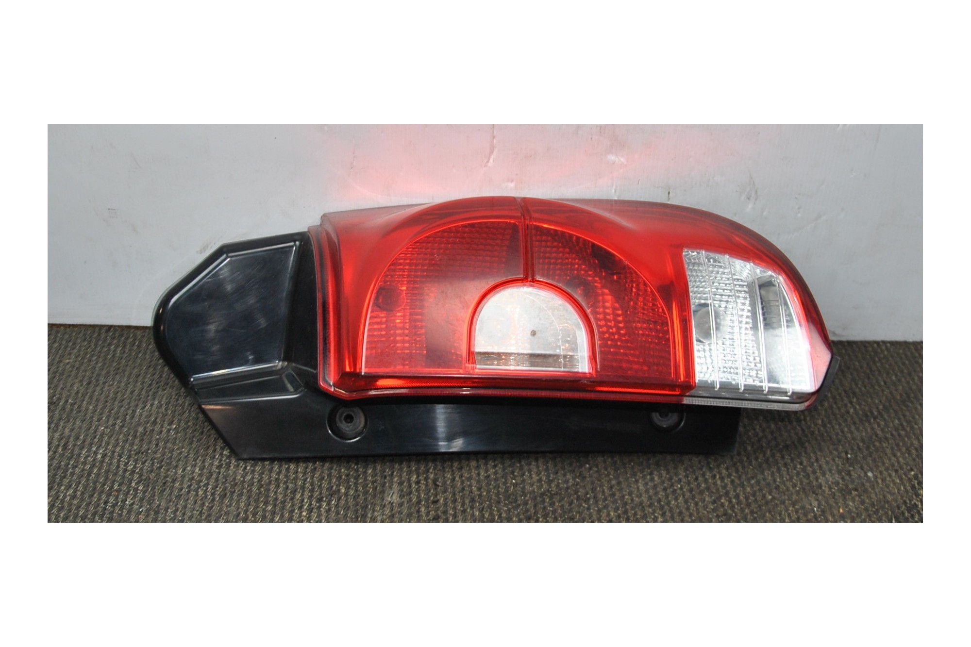 Fanale stop posteriore Destro Dx Mitsubishi Colt dal 2004 al 2012 Cod 8330A696  2411111167991