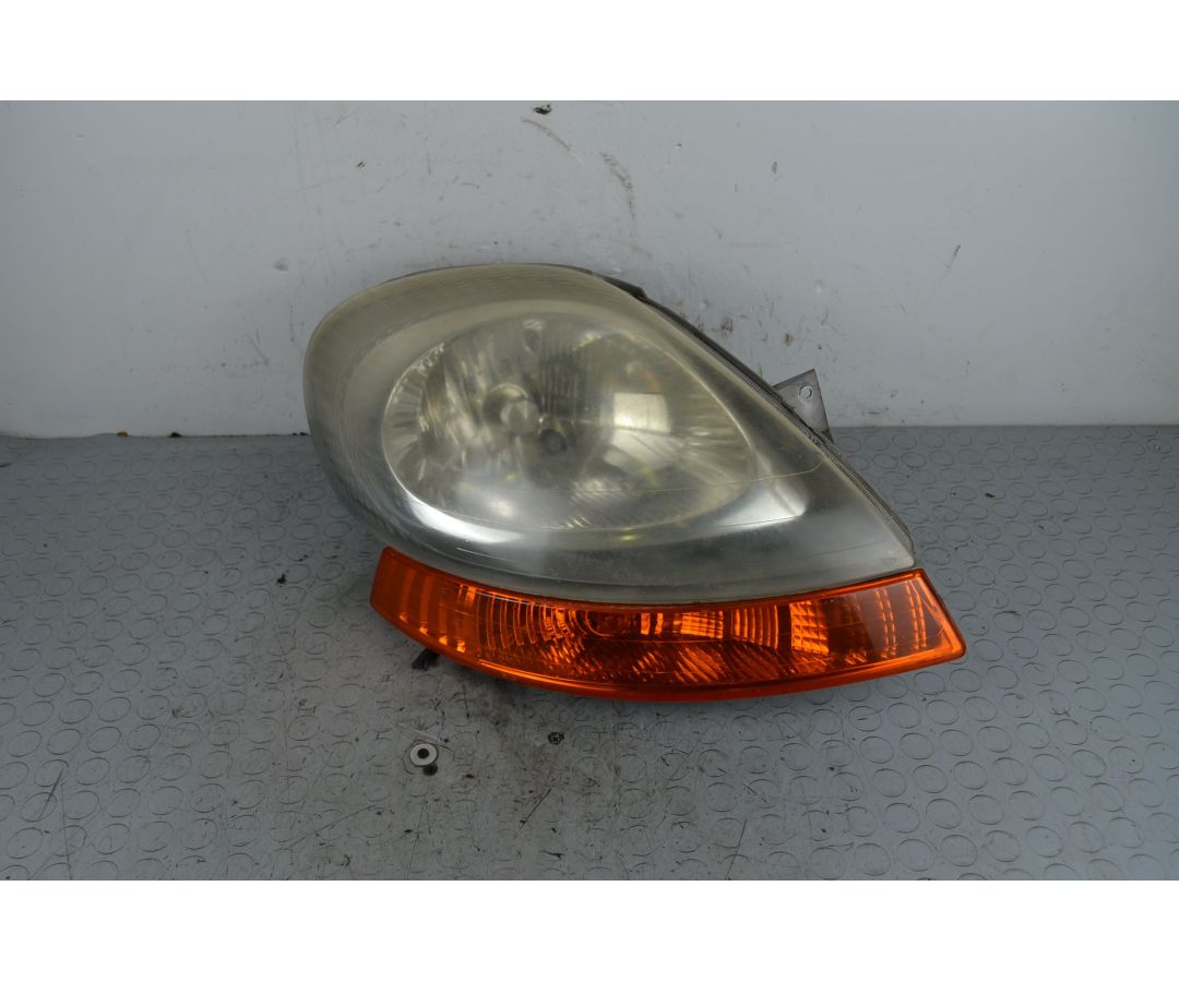 Faro anteriore DX Renault Trafic Dal 2001 al 2006 Cod 7700311372 1717662947763 Faro anteriore DX Renault Trafic Dal 2001 al 2006 Cod 7700311372 1717662947763