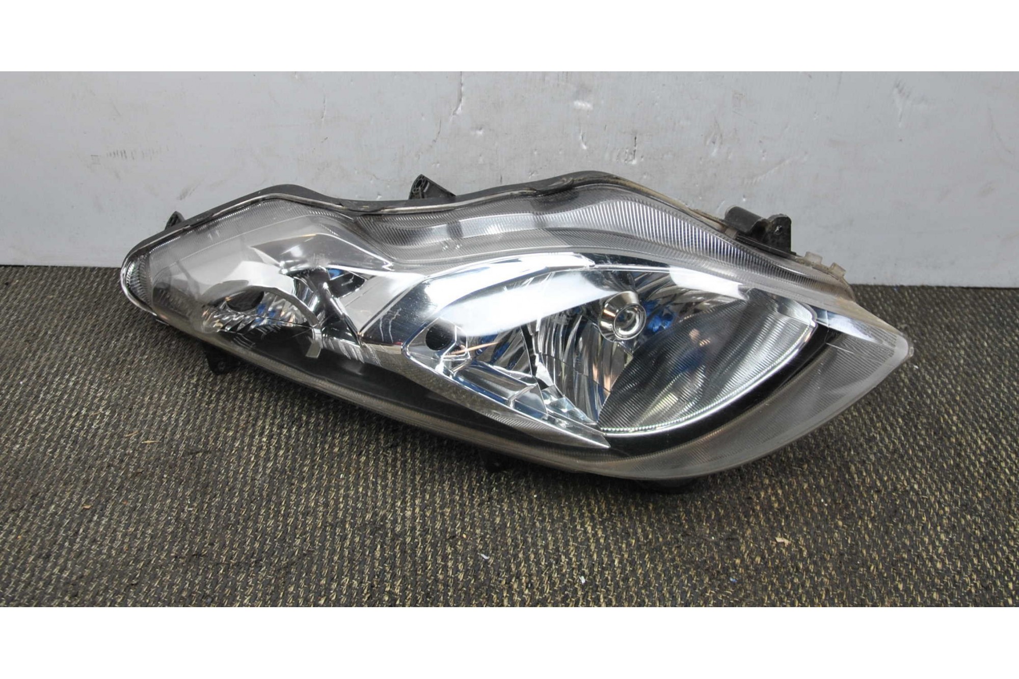 Faro fanale anteriore destro DX Suzuki Burgman 400 dal 2012 al 2016 cod: 100-59142  2411111170397