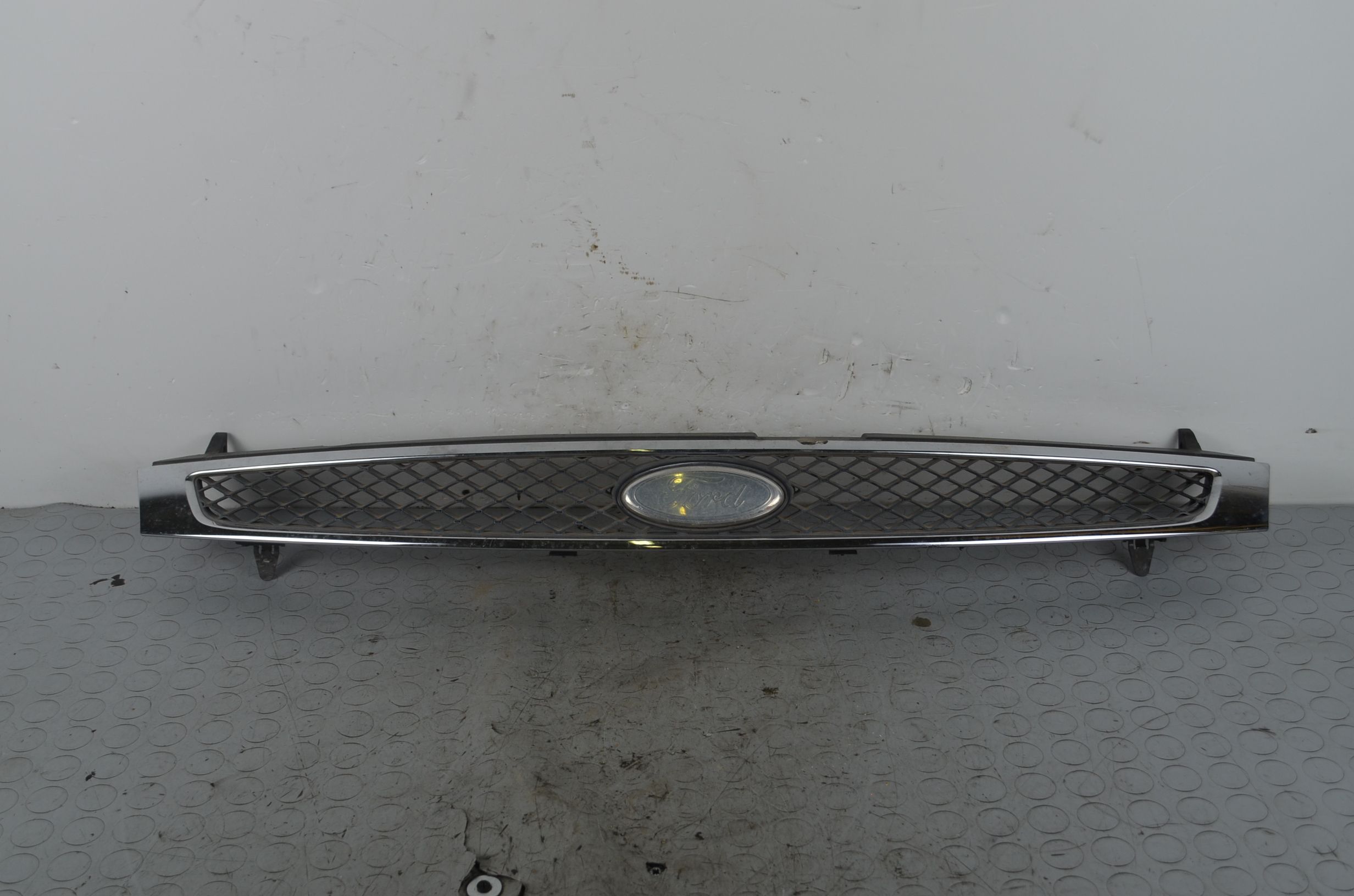 87901- Griglia anteriore Ford Fiesta V Dal 2002 al 2008 Cod 2561-8200-bg