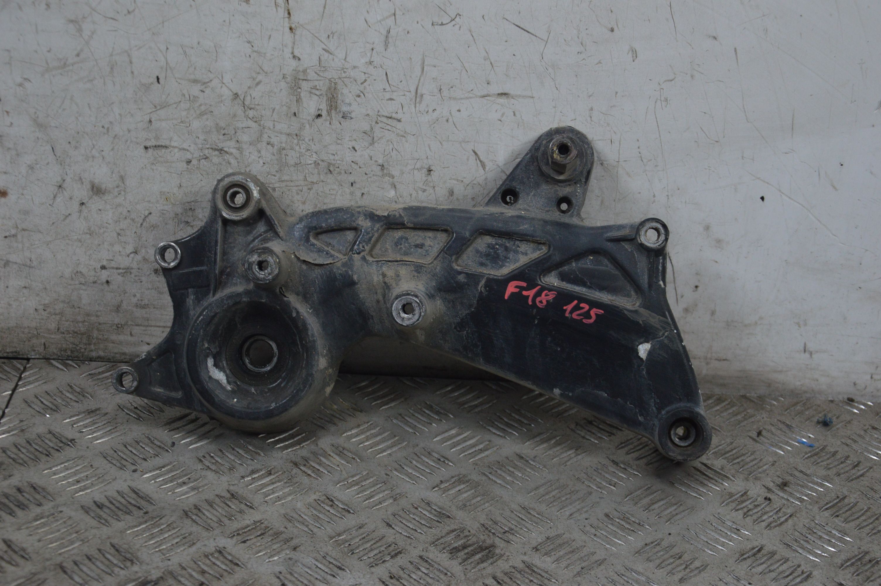 88152- Staffa Supporto marmitta Perno Ruota Malaguti F18 Warrior 150 Dal 2000 al