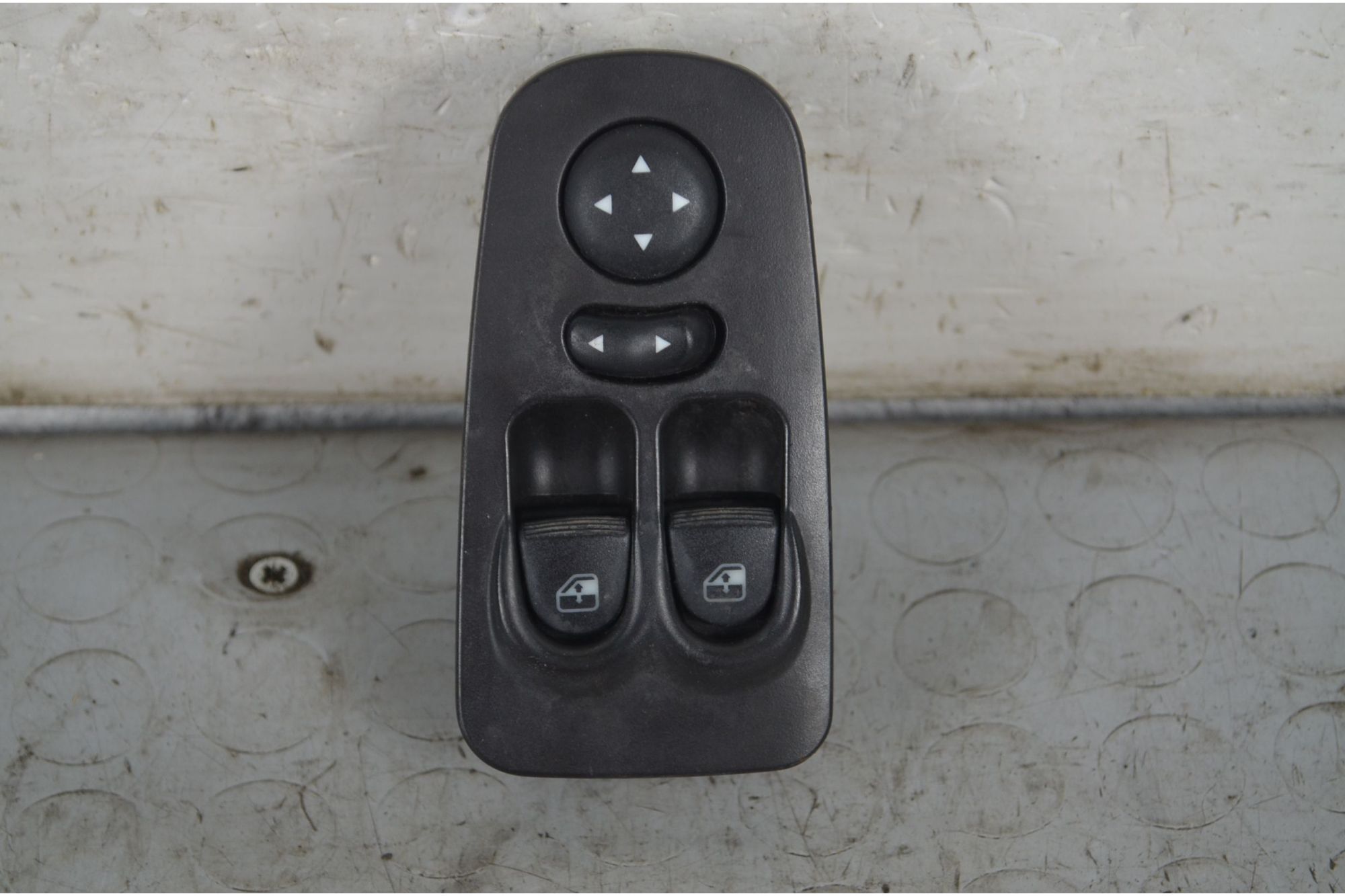 Pulsantiera Alzacristalli anteriore SX Lancia Ypsilon dal 2003 al 2011 Cod 735360605  1723026468751