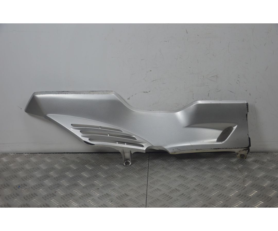 Carena Sottopedana Destra Suzuki Burgman 400 K2 Dal 2000 al 2003 1725443888013 Carena Sottopedana Destra Suzuki Burgman 400 K2 Dal 2000 al 2003 1725443888013