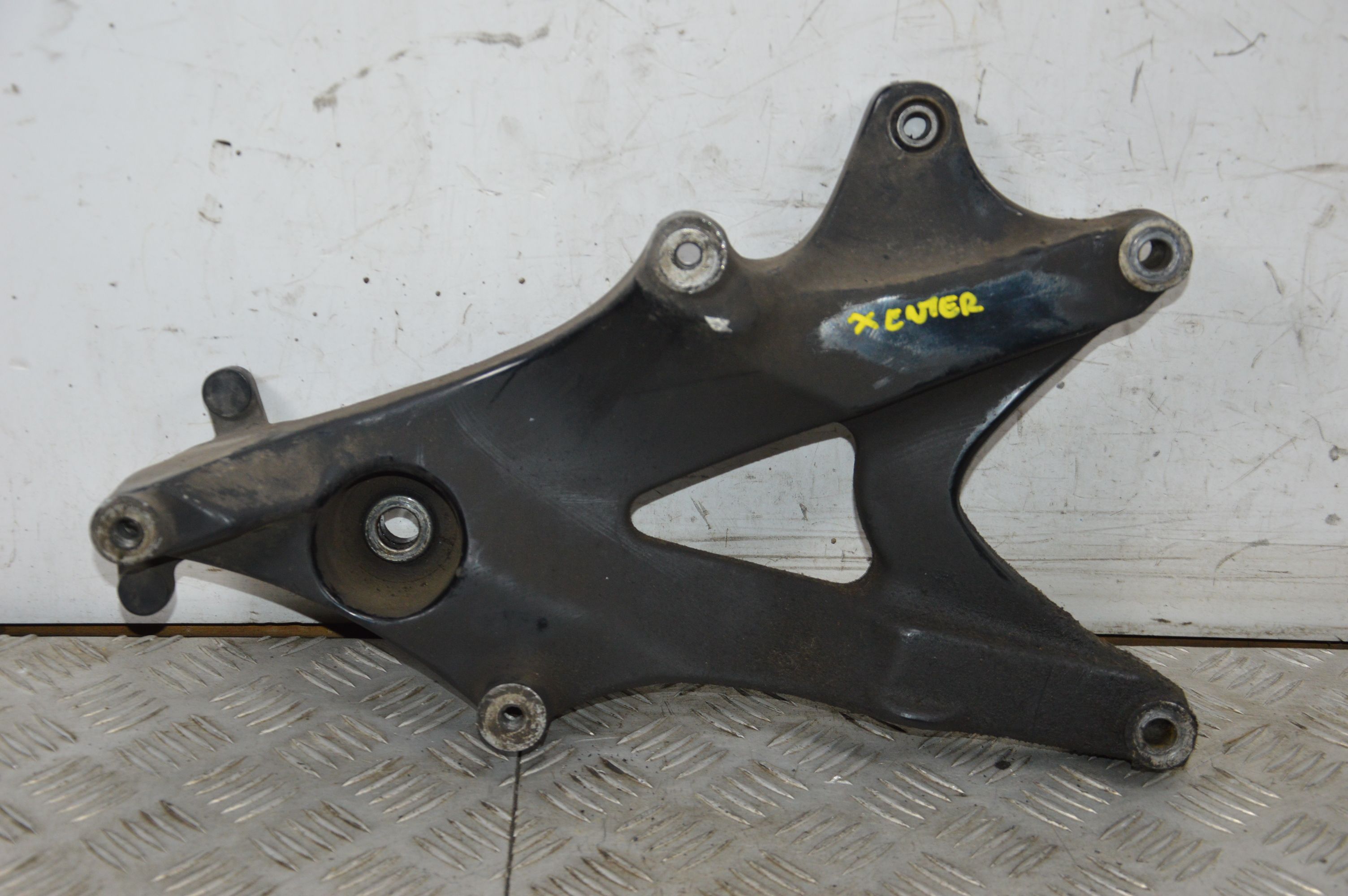 Staffa Supporto Marmitta Yamaha Xenter 125 / 150 dal 2011 al 2018
