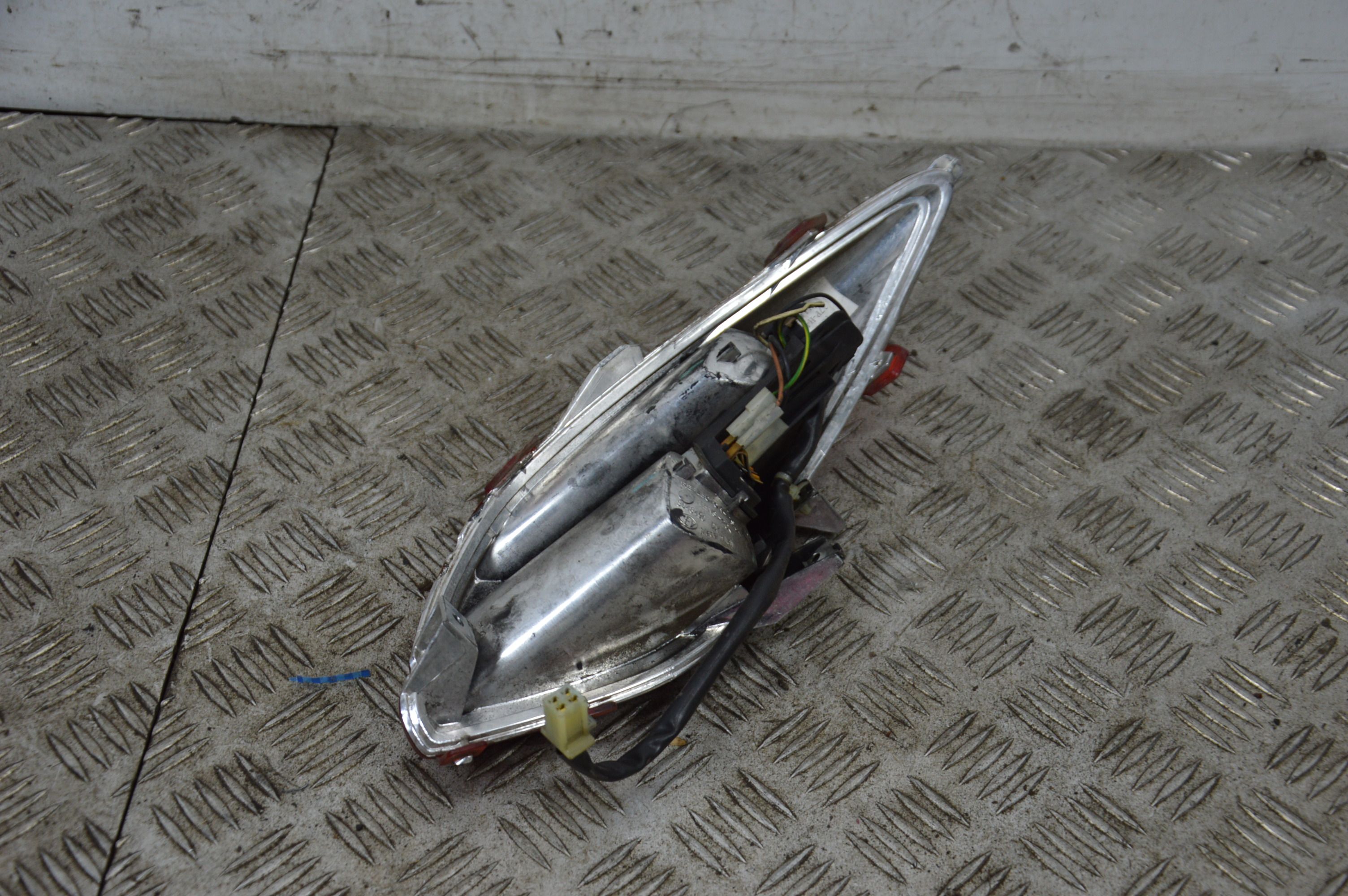 91950- Fanale Stop Posteriore DX Yamaha Xmax X-max 250 dal 2010 al 2013 - Foto 3 di 4