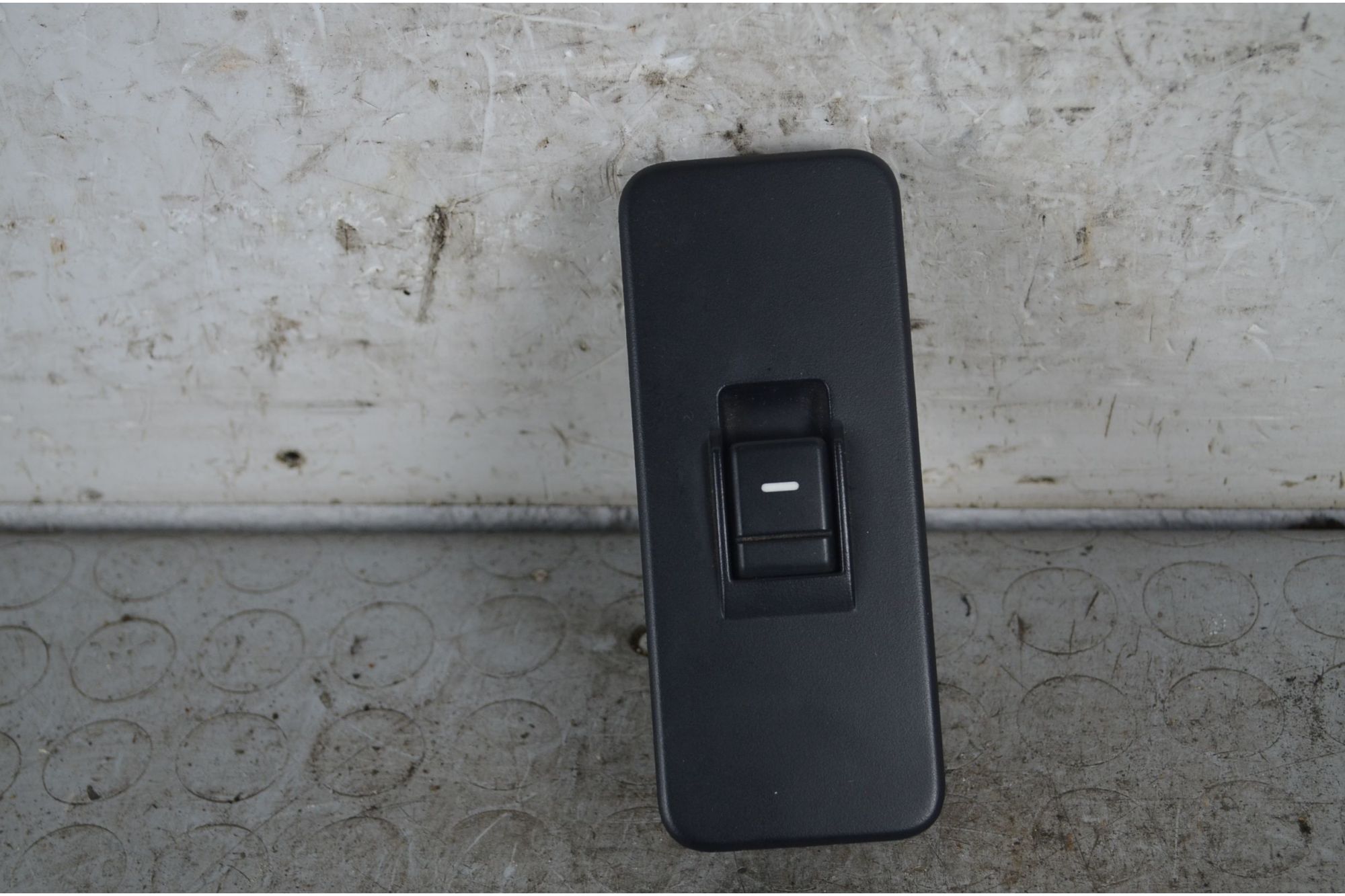 Pulsantiera Alzacristalli posteriore SX Land Rover Discovery III Dal 2004 al 2019 Cod YUD501070PVJ  1729667861364
