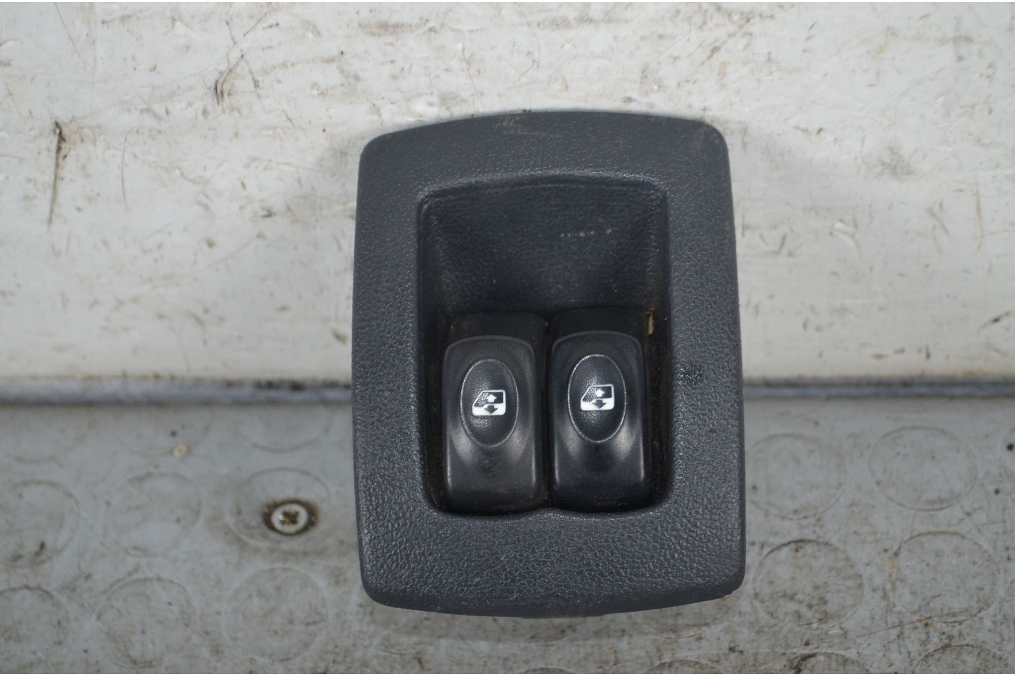 Pulsantiera Alzacristalli Anteriore Sx Dacia Logan dal 2004 al 2008 Cod 8200739459  1732698322933