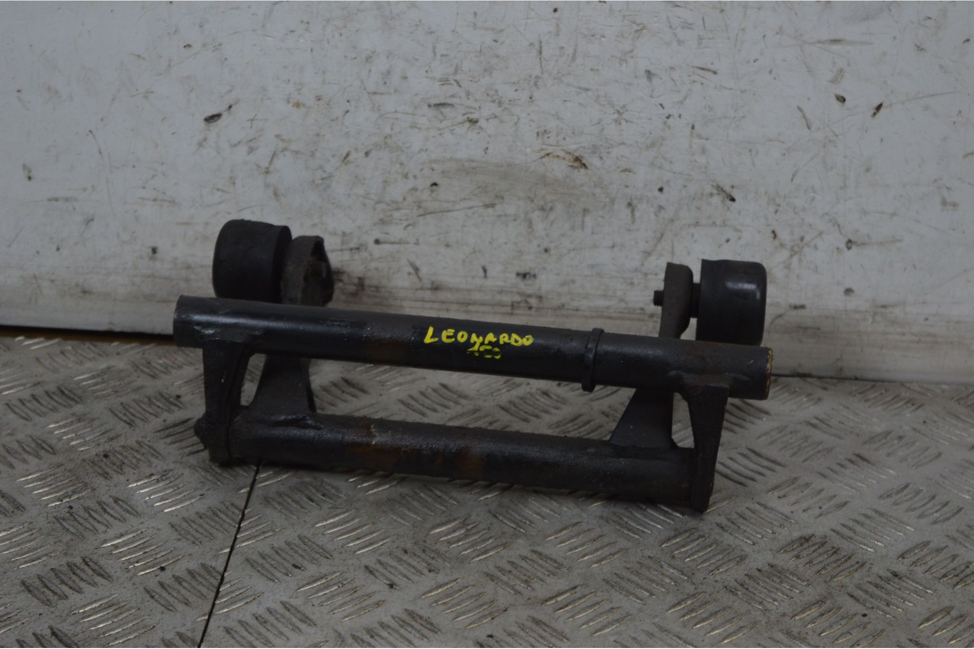Staffa Supporto Motore Aprilia Leonardo 150 dal 1997 al 2007  1733131600472