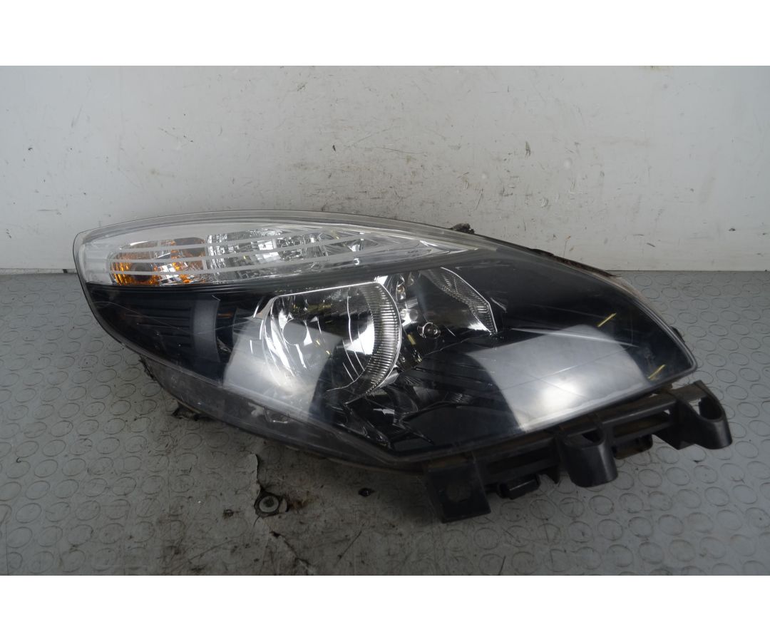 Faro Anteriore DX Renault Scenic X-Mod Dal 2009 al 2016 Cod 260101724R 1733742920105 Faro Anteriore DX Renault Scenic X-Mod Dal 2009 al 2016 Cod 260101724R 1733742920105