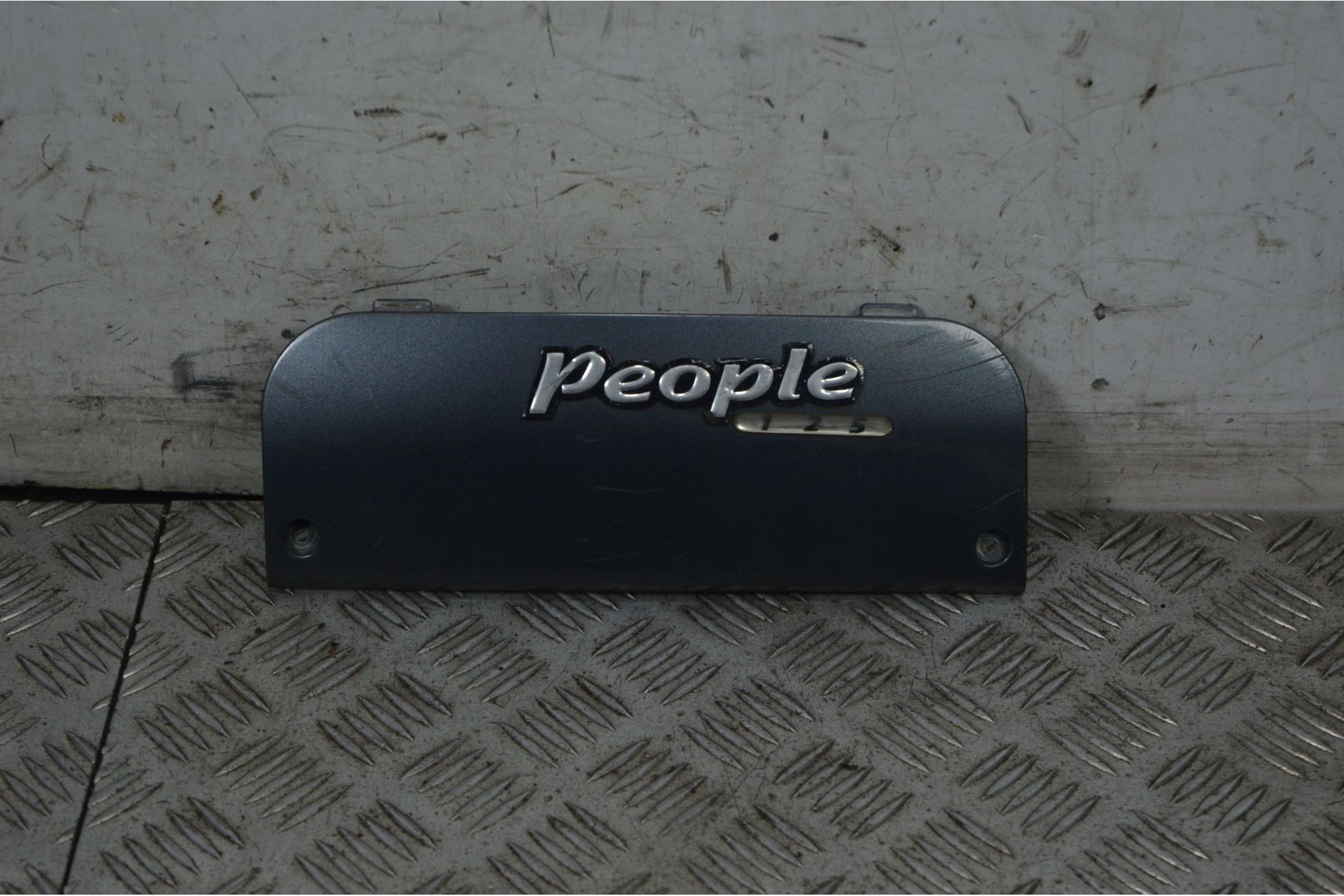 Carena Coperchio Tappo Vano Retroscudo Kymco People 125 Dal 1999 al 2005  1734443698065
