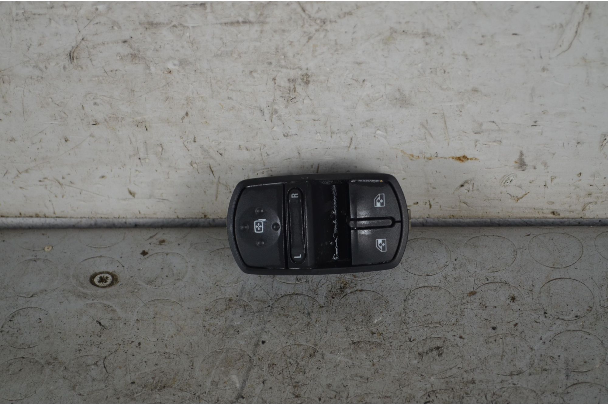 Pulsantiera Alzacristalli Anteriore SX Opel Corsa D  Dal 2006 al 2014 Cod 13258521PA  1735909442260