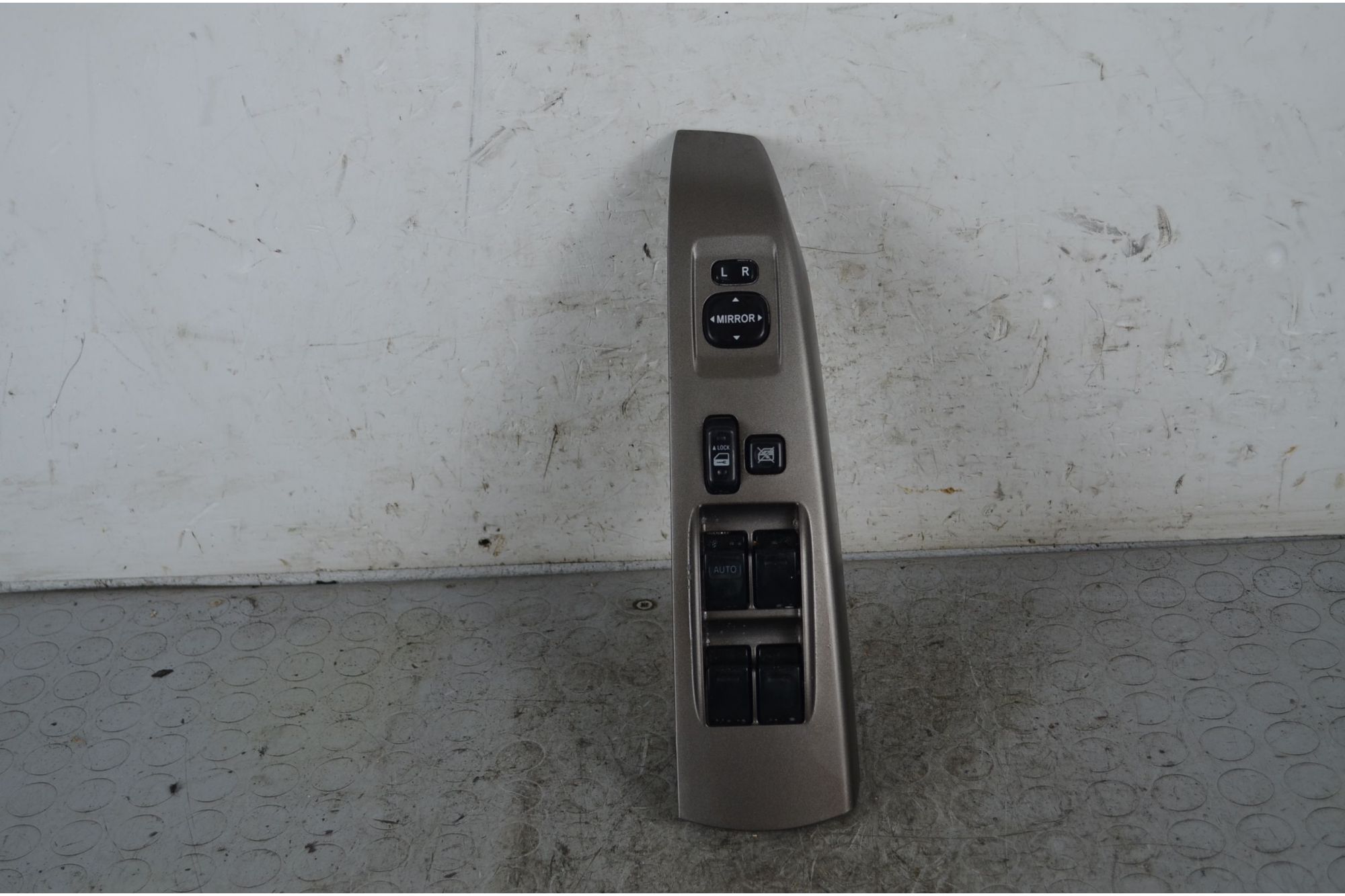 Pulsantiera Alzacristalli Anteriore SX Toyota Prius Dal 2003 al 2009 Cod 8482047050  1736935468118