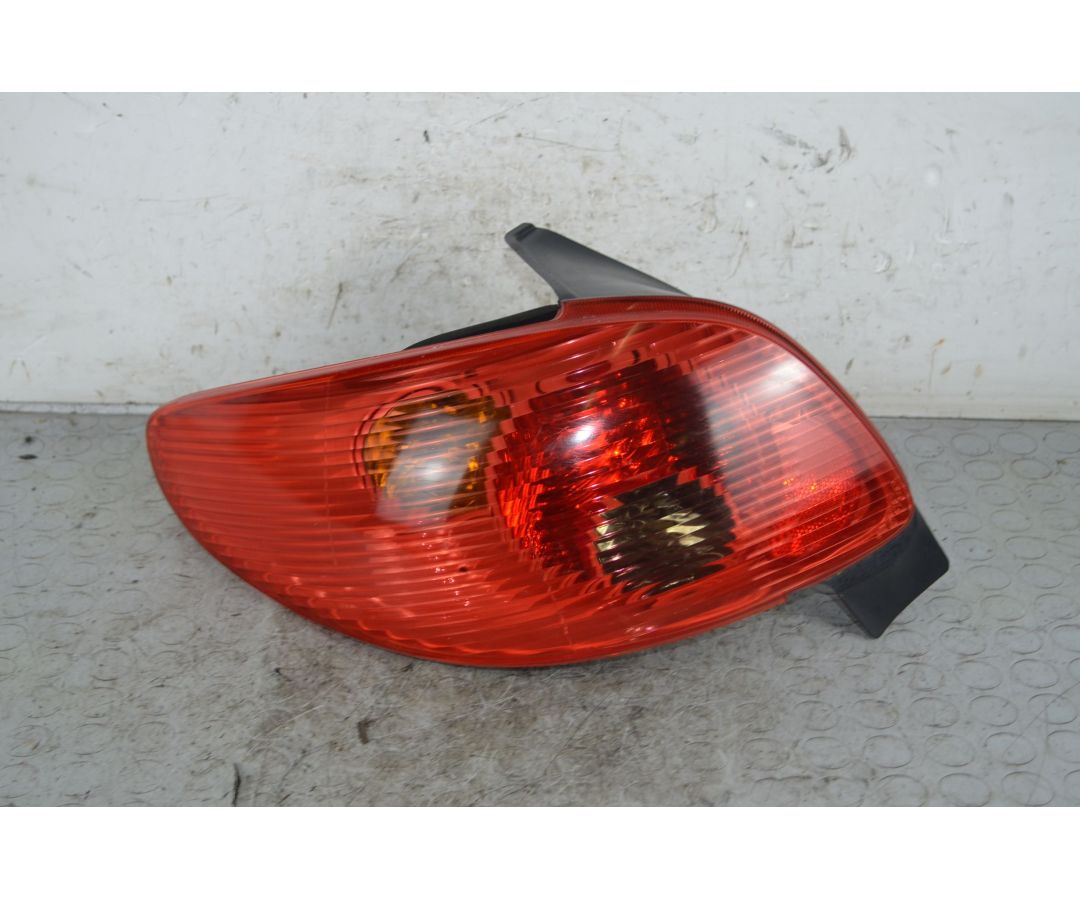 Fanale Stop Posteriore SX Peugeot 206 Dal 1998 al 2012 Cod 6350P1 1737537611681 Fanale Stop Posteriore SX Peugeot 206 Dal 1998 al 2012 Cod 6350P1 1737537611681