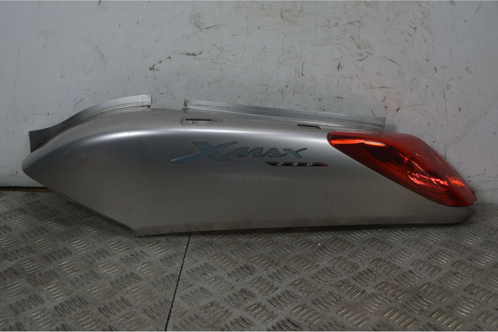 Carena Fianchetto Posteriore Con Stop Sinistro Sx Yamaha Xmax X-max 250 dal 2005 al 2009  1737625858615