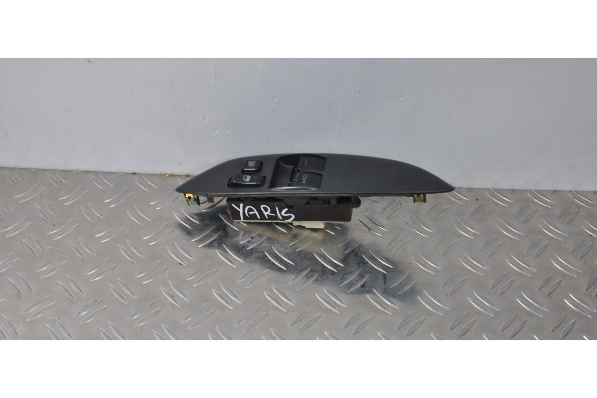 Pulsantiera alzacristalli anteriore SX Toyota Yaris dal 1999 al 2005  1619103947458