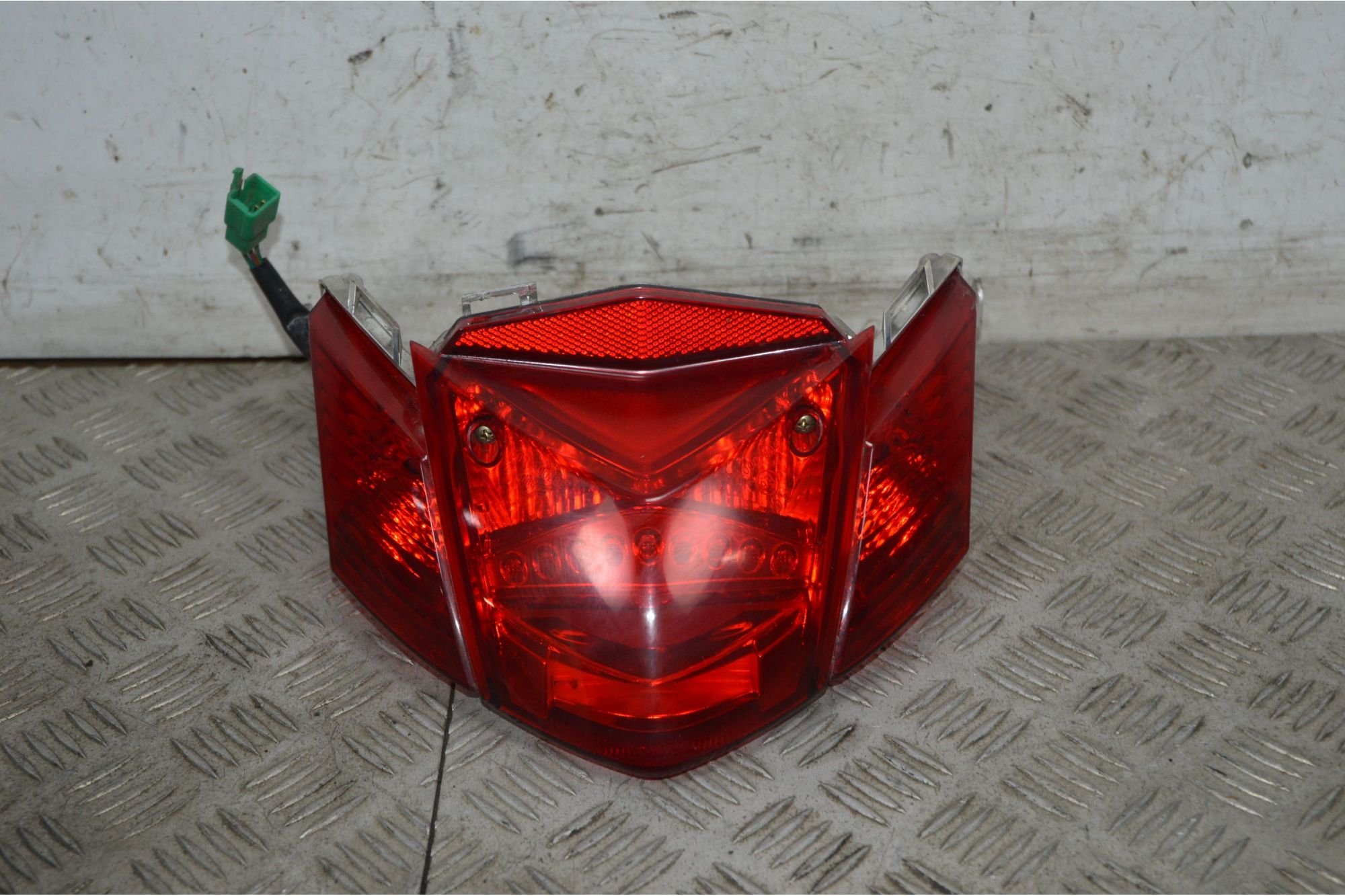 Fanale Stop Posteriore Kymco People One 125 / 150 Dal 2016 al 2018  1738226078617