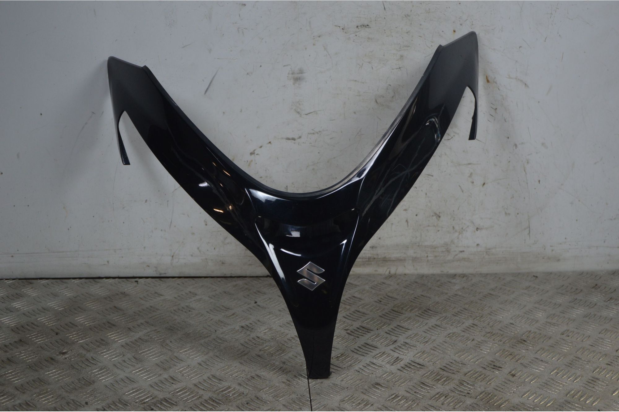 Carena Scudetto Boomerang Anteriore Boomerang Suzuki Burgman 400 K7 dal 2012 al 2016  1738248650631