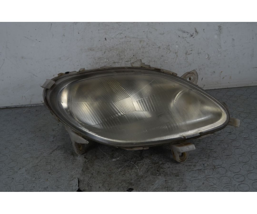 Faro fanale anteriore DX Smart Fortwo W450 Dal 1997 al 2004 Cod OE Q0001218V018000000 1739522638932 Faro fanale anteriore DX Smart Fortwo W450 Dal 1997 al 2004 Cod OE Q0001218V018000000 1739522638932