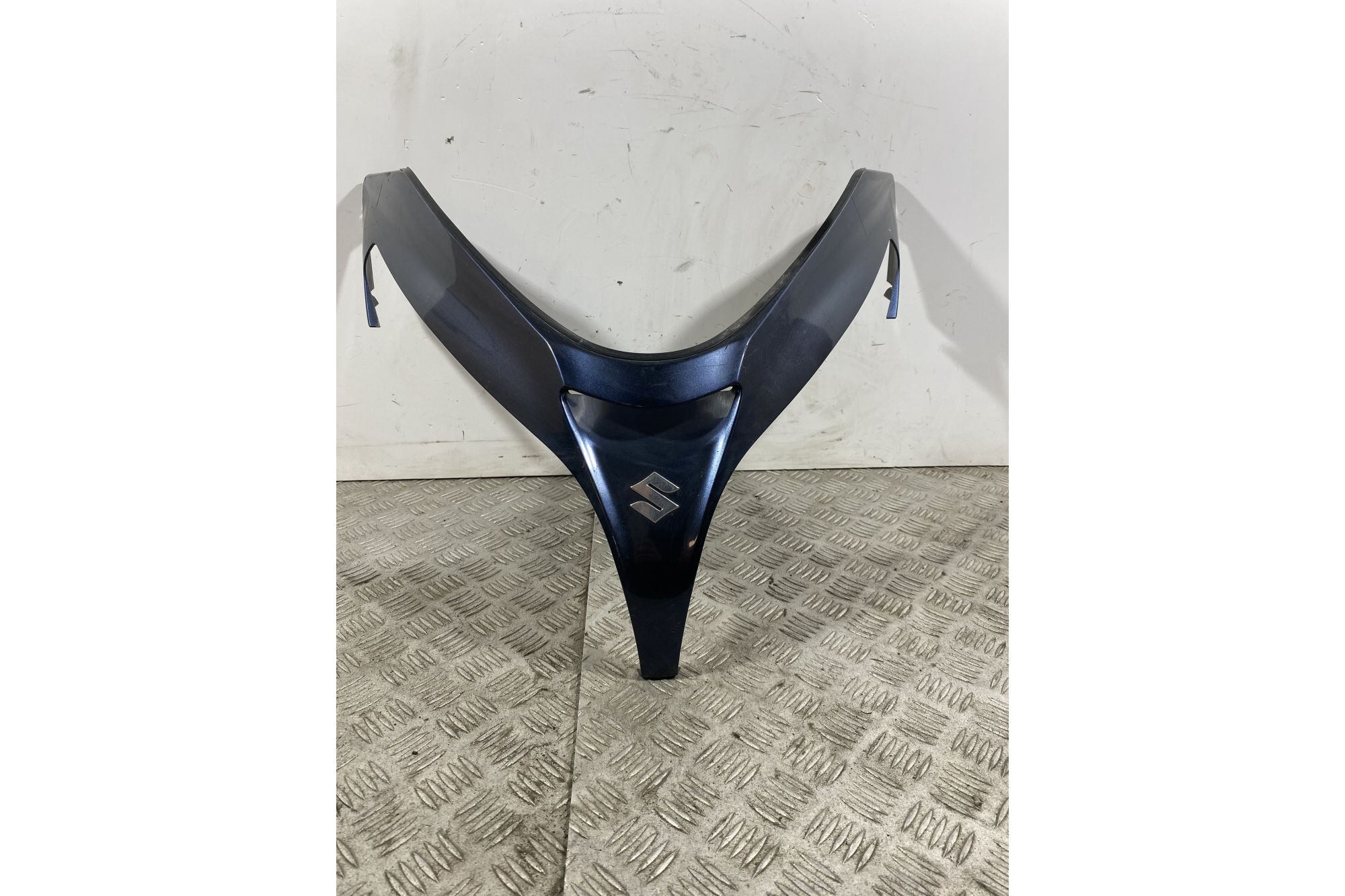 Carena Scudetto Boomerang Anteriore Suzuki Burgman 400 K7 dal 2007 al 2013  1741363765227