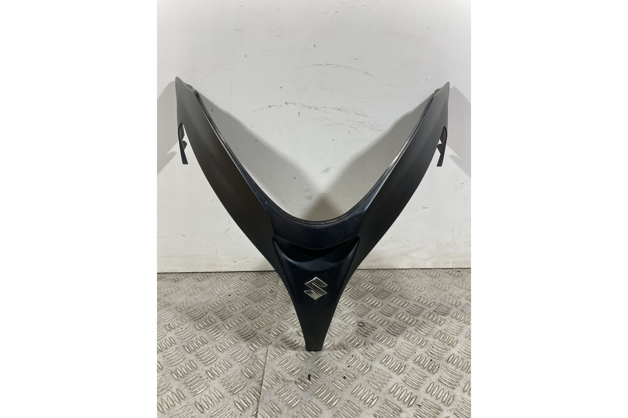Carena Scudetto Boomerang Anteriore Suzuki Burgman 400 K7 dal 2007 al 2013  1741683953502