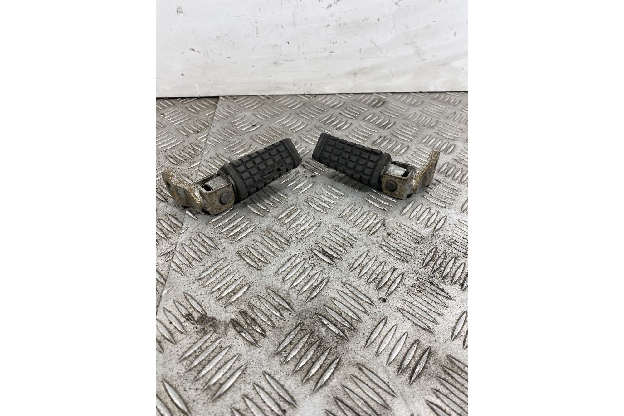 Coppia Pedaline Poggiapiedi passeggero Kawasaki GPZ 500S Dal 1988 Al 1993  1741773343664