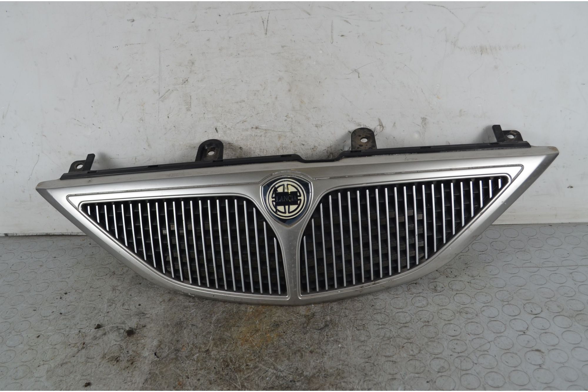Griglia anteriore Lancia Y Dal 1996 al 2000 Cod 46522600  1741874033044