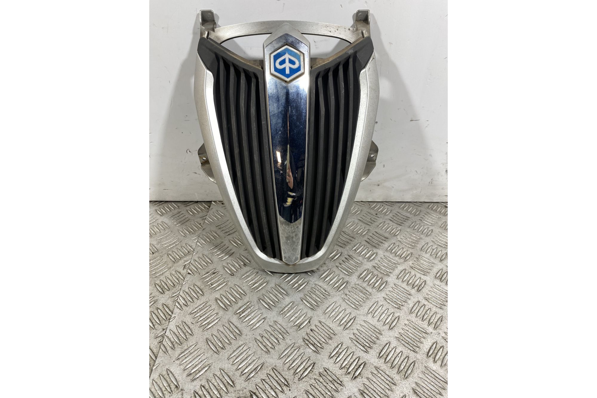 Carena Griglia Scudetto Anteriore Piaggio Carnaby Cruiser 300 Dal 2009 Al 2012  1741878068561