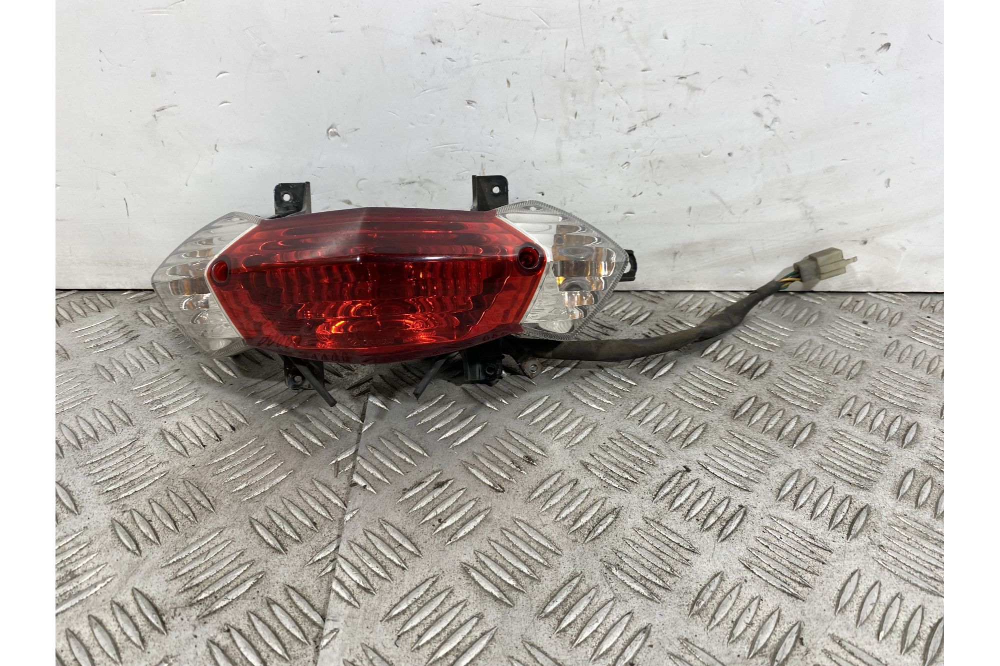 Fanale Stop Posteriore Peugeot Tweet 125 / 150 dal 2010 al 2017  1741939105549