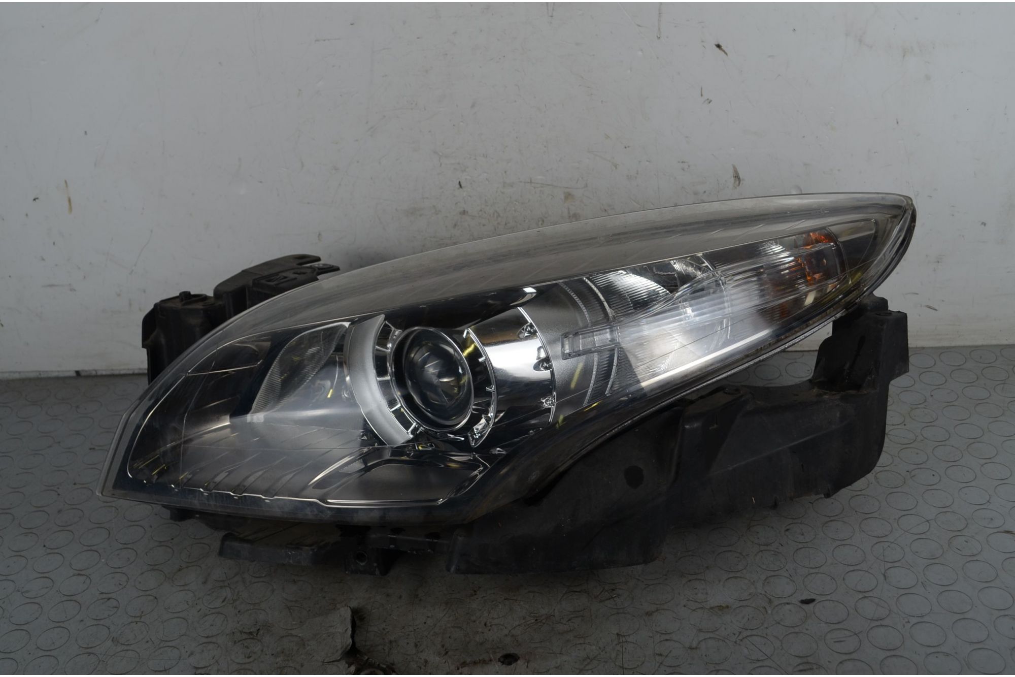 Faro fanale anteriore SX Renault Megane III Dal 2012 al 2014 Cod oE 260105672R  1744103791517