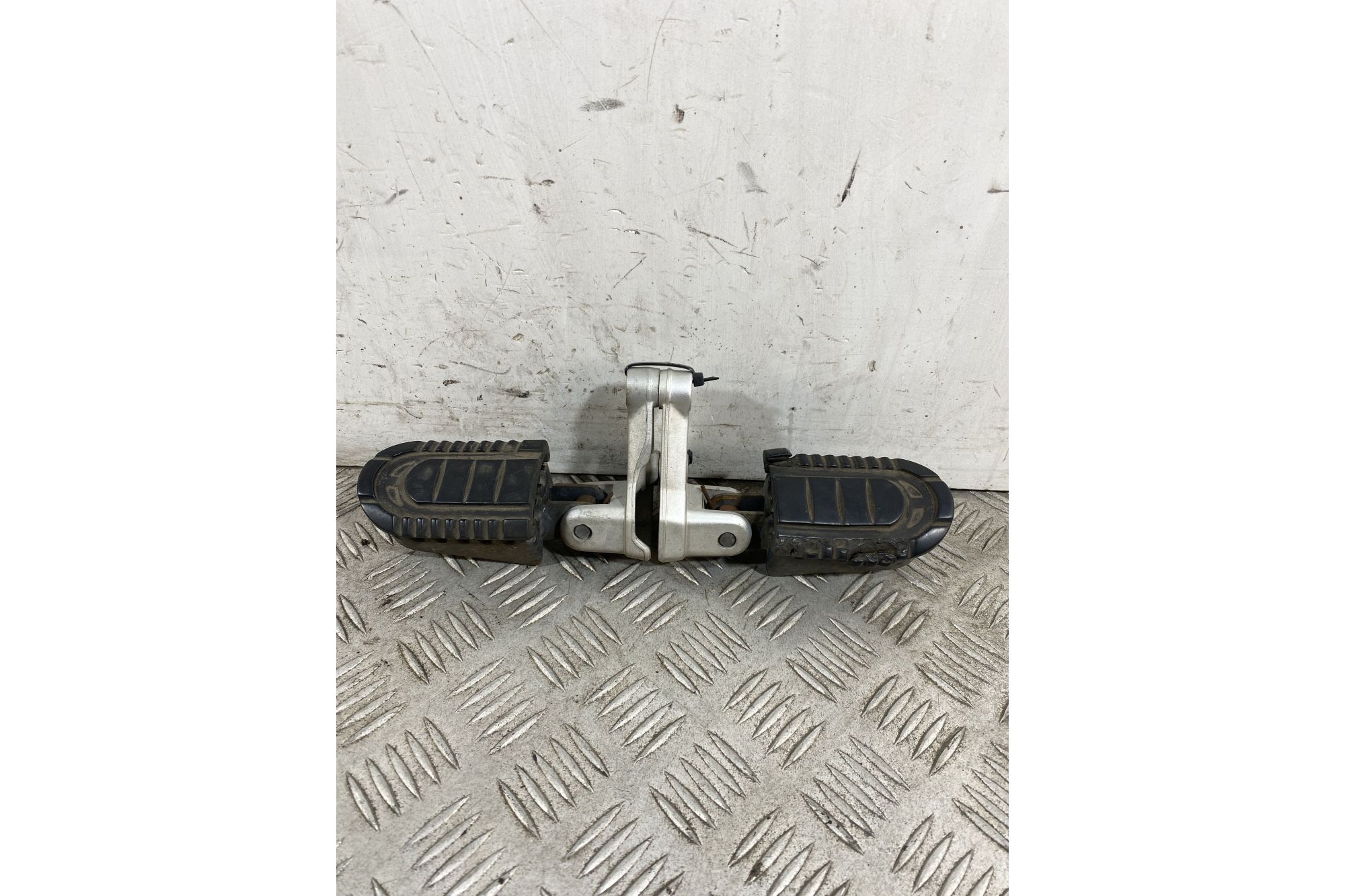 Coppia Pedane Poggiapiedi Anteriore Benelli TRK 502 Dal 2017 al 2019  1744633894306