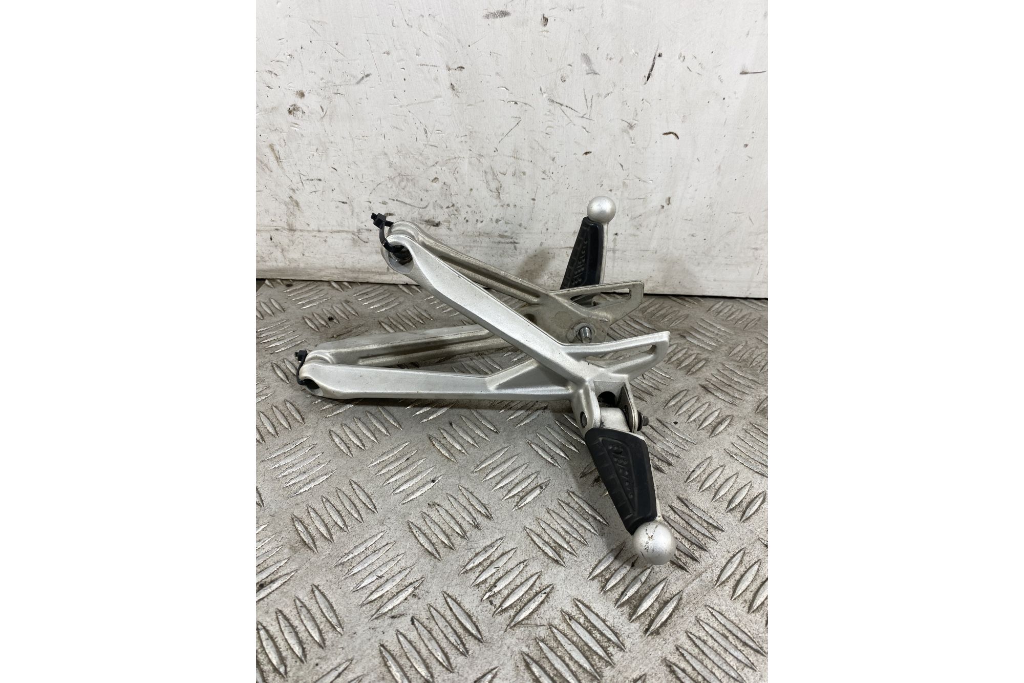 Coppia Pedana Poggiapiedi Posteriore Benelli TRK 502 Dal 2017 al 2019  1744635830739