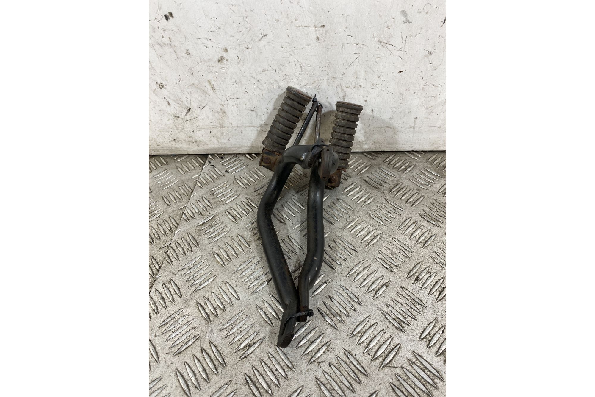 Coppia Pedane Poggiapiedi Posteriore Yamaha TW Trailway 125 Dal 1999 Al 2004  1744789463838