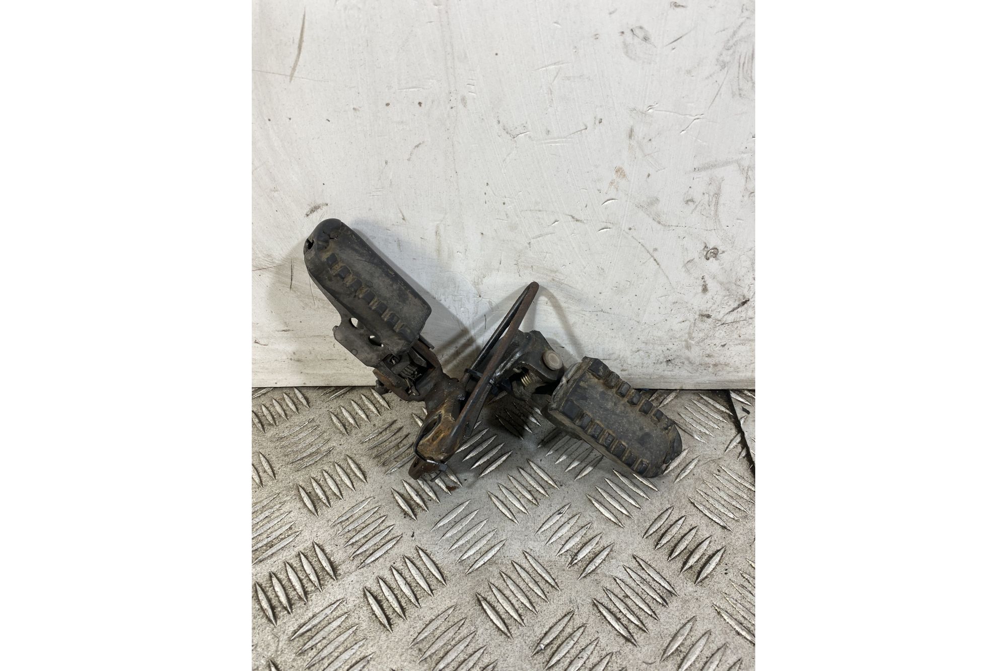 Coppia Pedana Poggiapiedi Anteriore Yamaha TW Trailway 125 Dal 1999 Al 2004  1744790148519