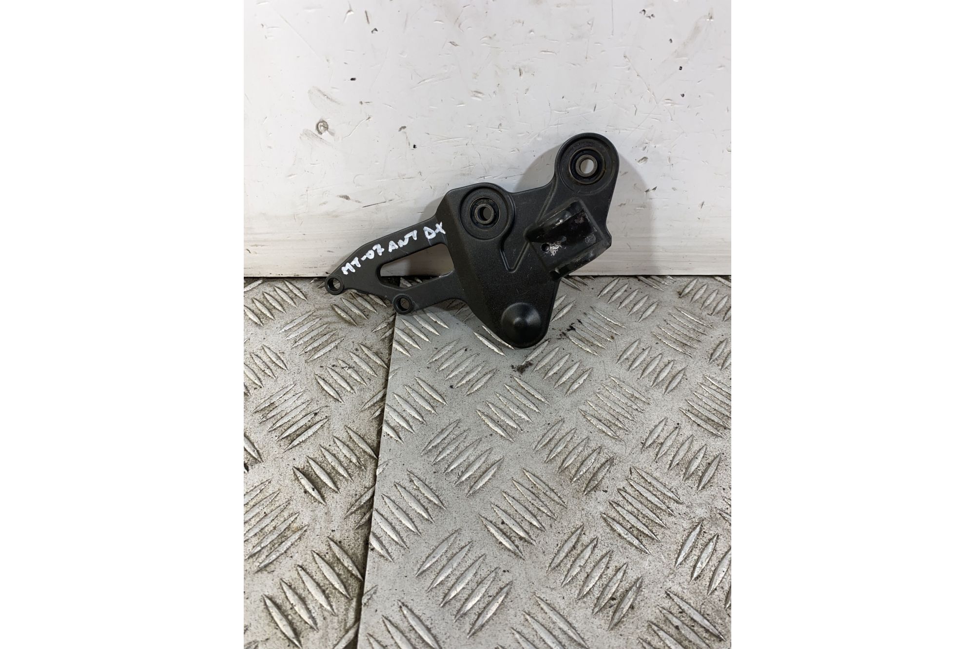 Staffa Supporto Pedana Destra Dx Yamaha MT-07 Dal 2021 Al 2024  1746430070709