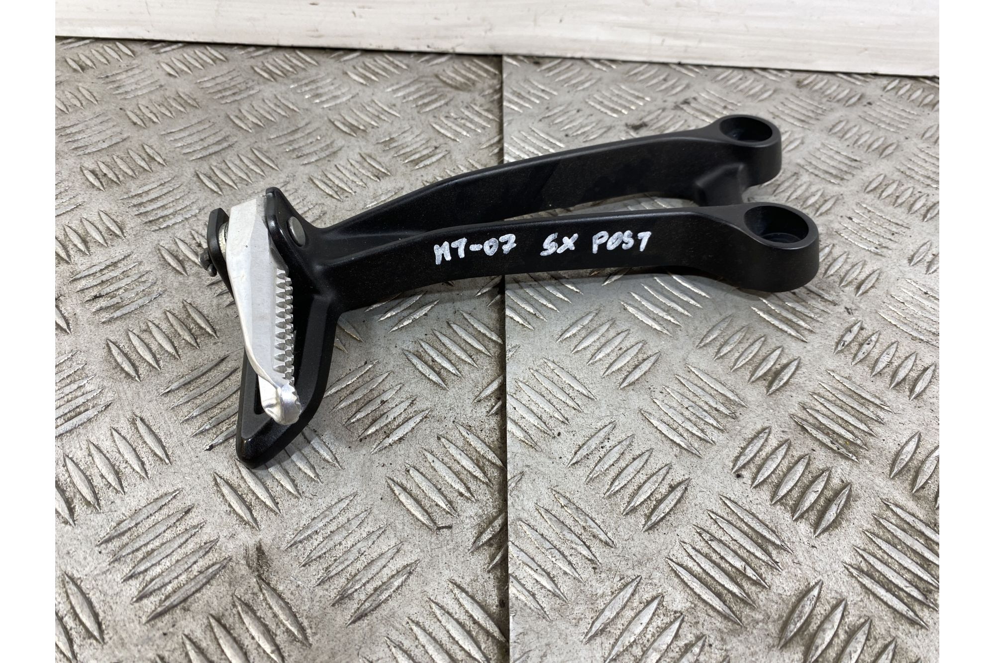 Staffa Pedana Poggiapiedi Passegero Sinistra Sx Yamaha MT-07 Dal 2021 Al 2024  1746432019843